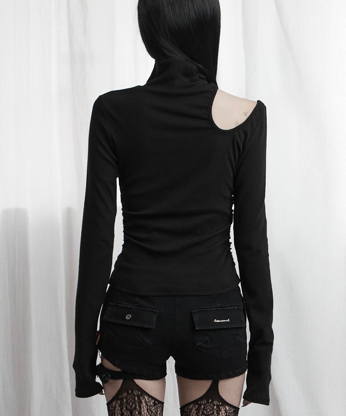 에트오소메(ETRE AU SOMMET) High Neck Shoulder Cut-Out Top (Black)