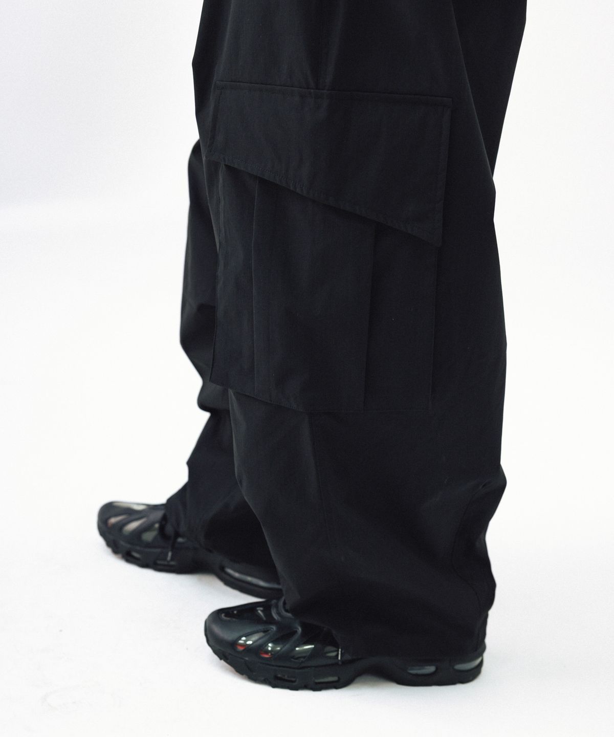 앵글런(ANGLAN) Ripstop Snap Cargo Balloon Pants - Black