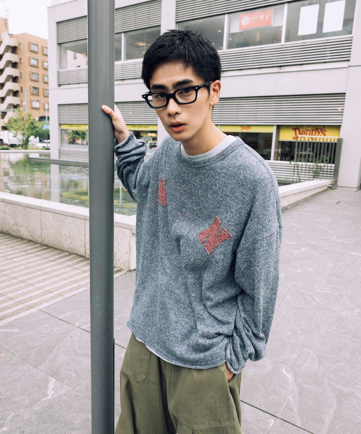 앵글런(ANGLAN) Nep Yarn Appliqué Long-Sleeve - Blue
