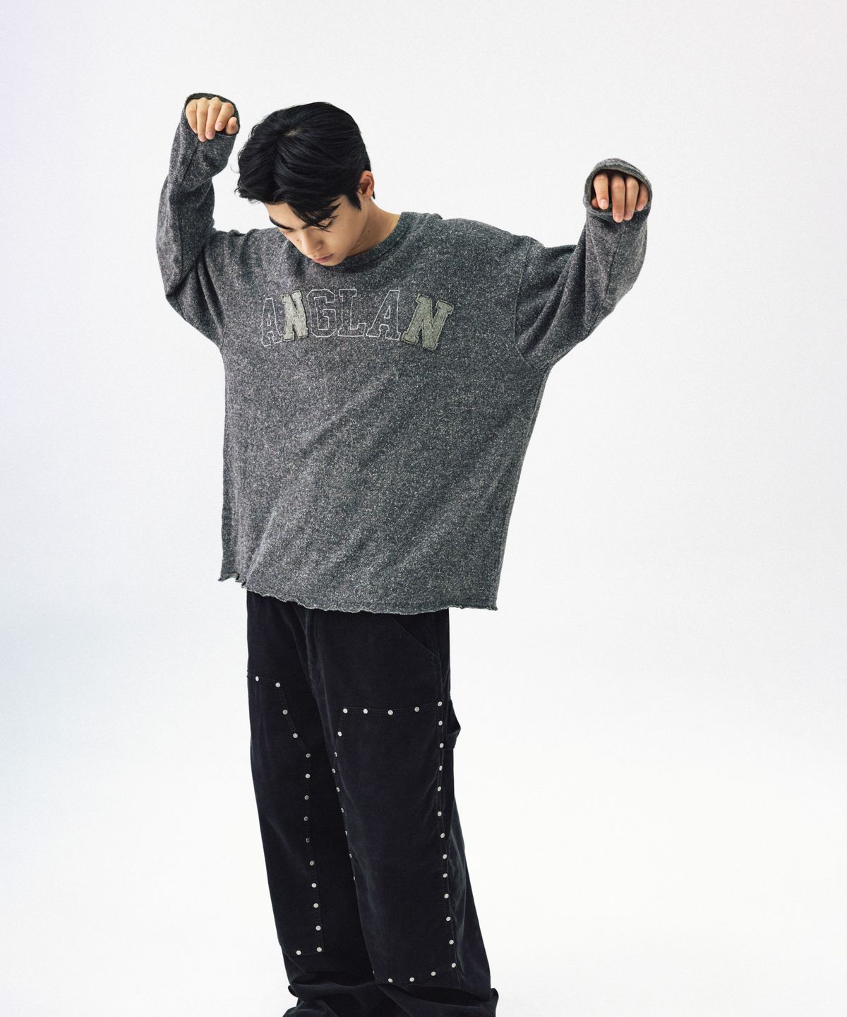 앵글런(ANGLAN) Nep Yarn Appliqué Long-Sleeve - Charcoal