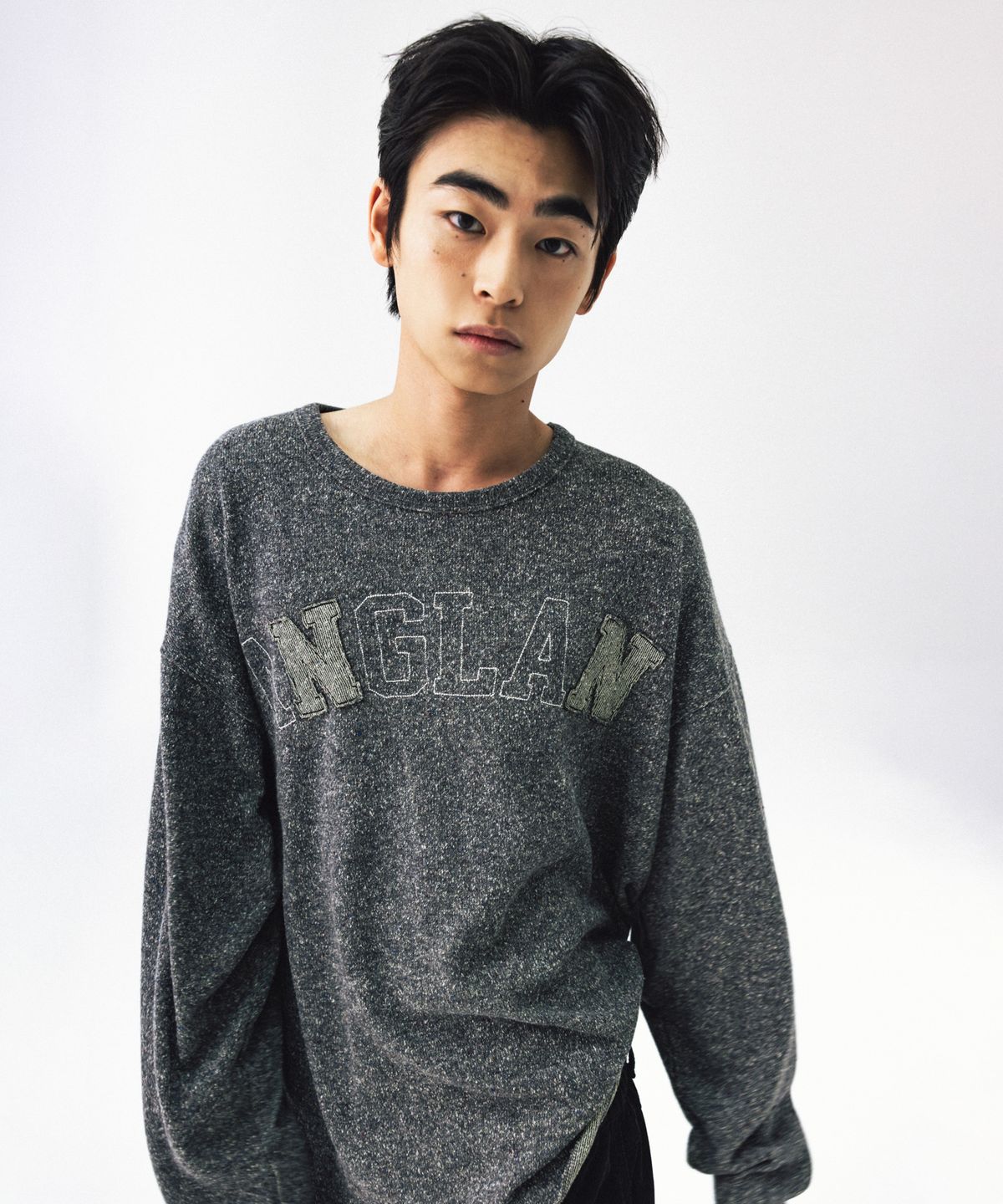 앵글런(ANGLAN) Nep Yarn Appliqué Long-Sleeve - Charcoal