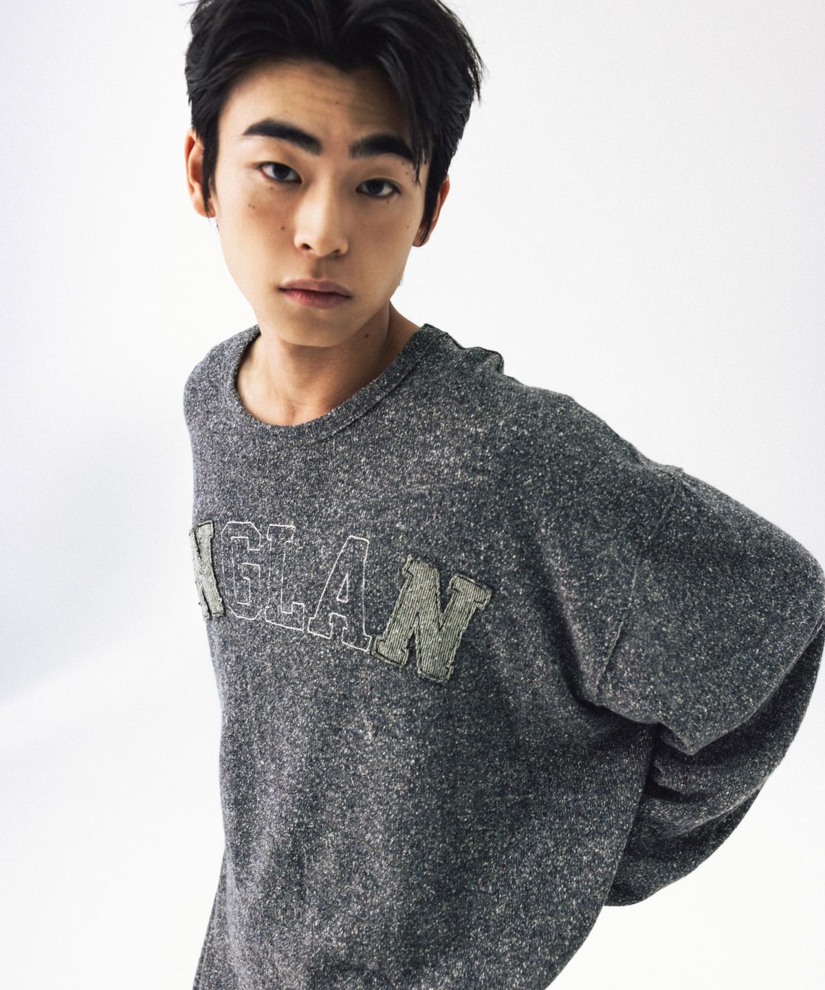 앵글런(ANGLAN) Nep Yarn Appliqué Long-Sleeve - Charcoal