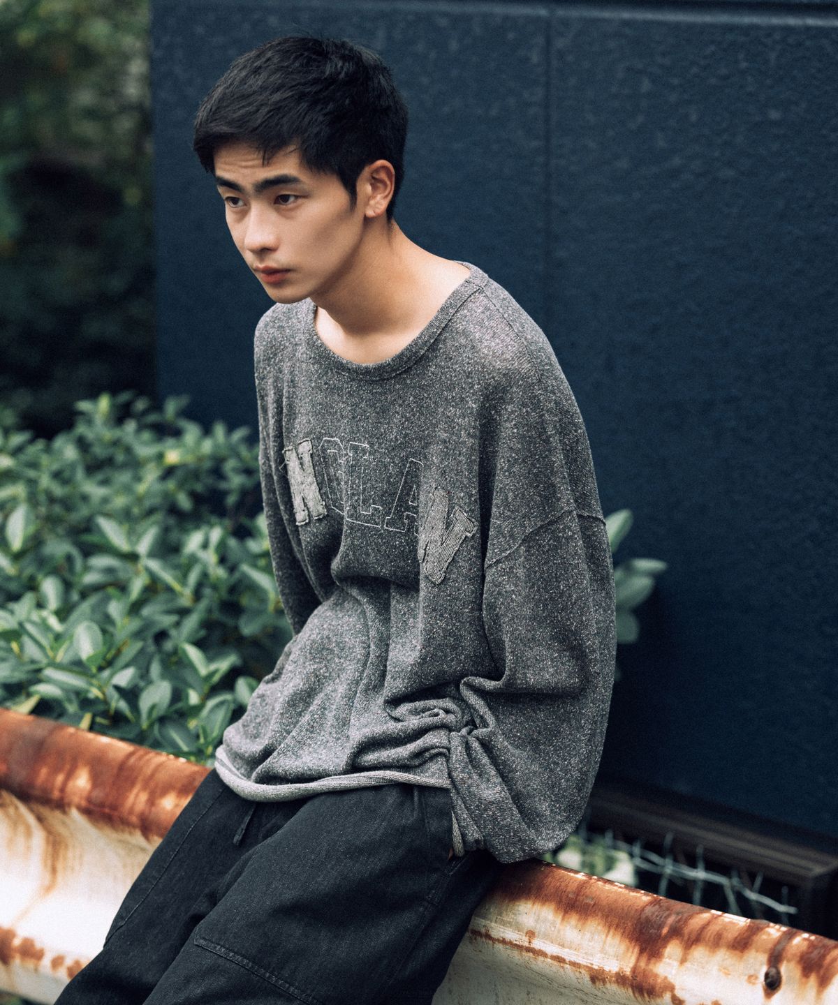 앵글런(ANGLAN) Nep Yarn Appliqué Long-Sleeve - Charcoal