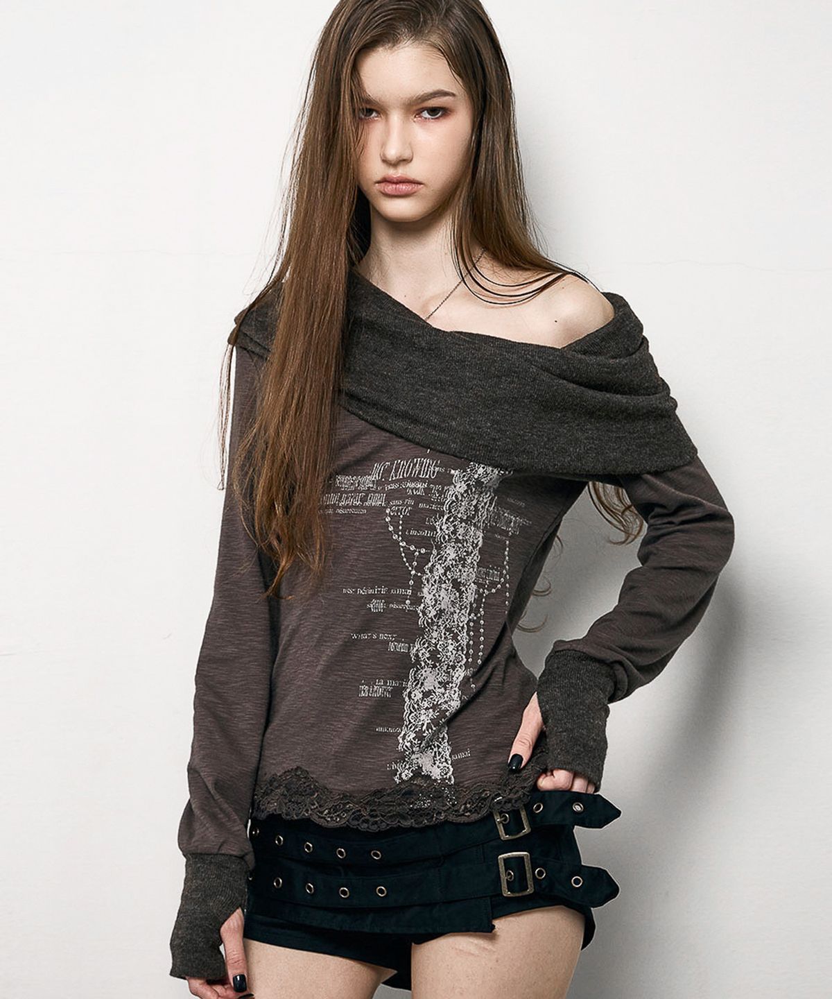 낫노잉(NOTKNOWING) Slouchy-Neck Lace Top (BROWN)