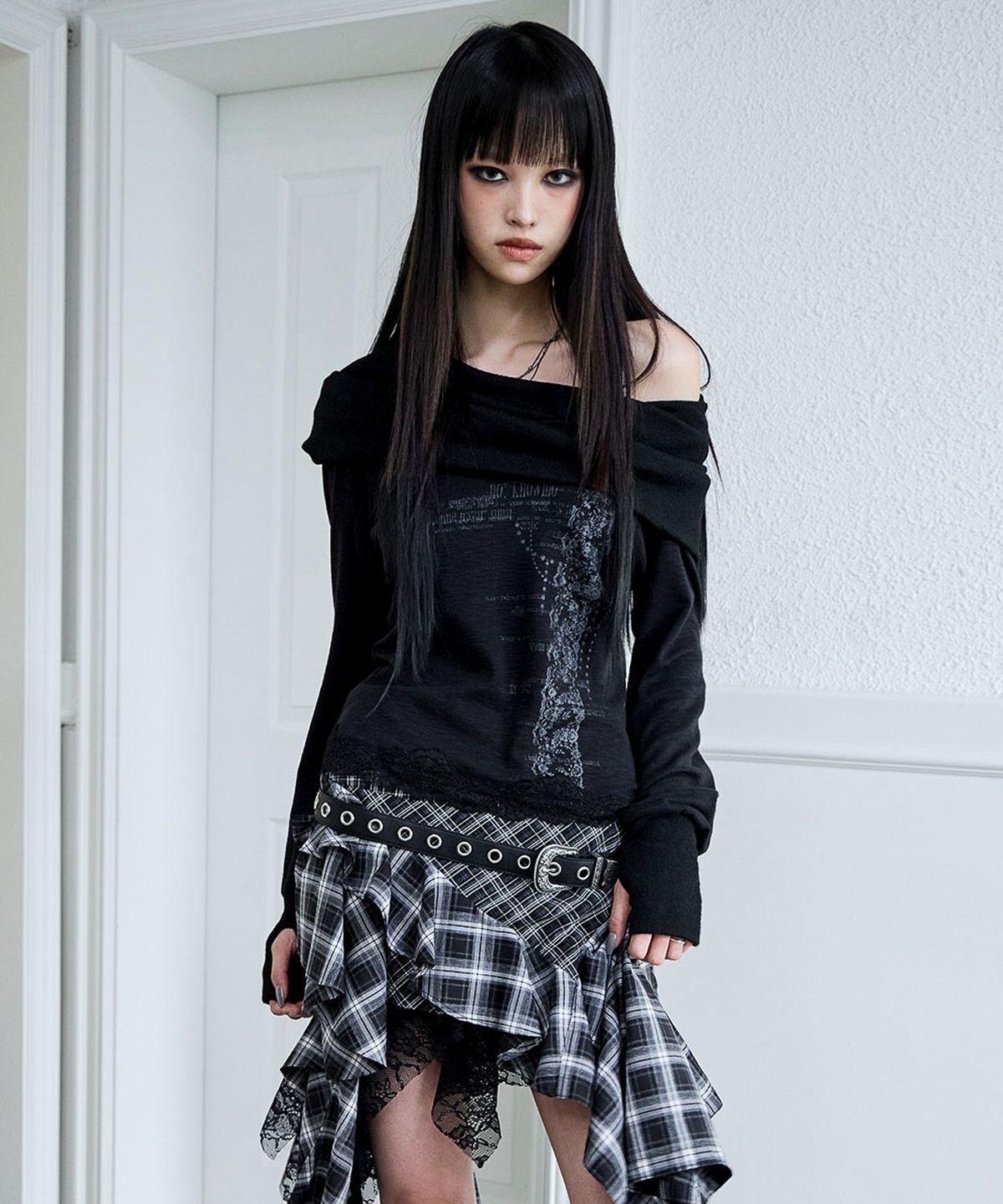낫노잉(NOTKNOWING) Slouchy-Neck Lace Top (BLACK)