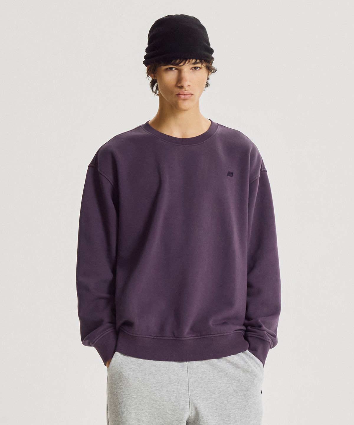 뉴발란스(NEW BALANCE) NBNCG41003 / UNI 에센셜 클래식 기모 맨투맨 (D/PURPLE)