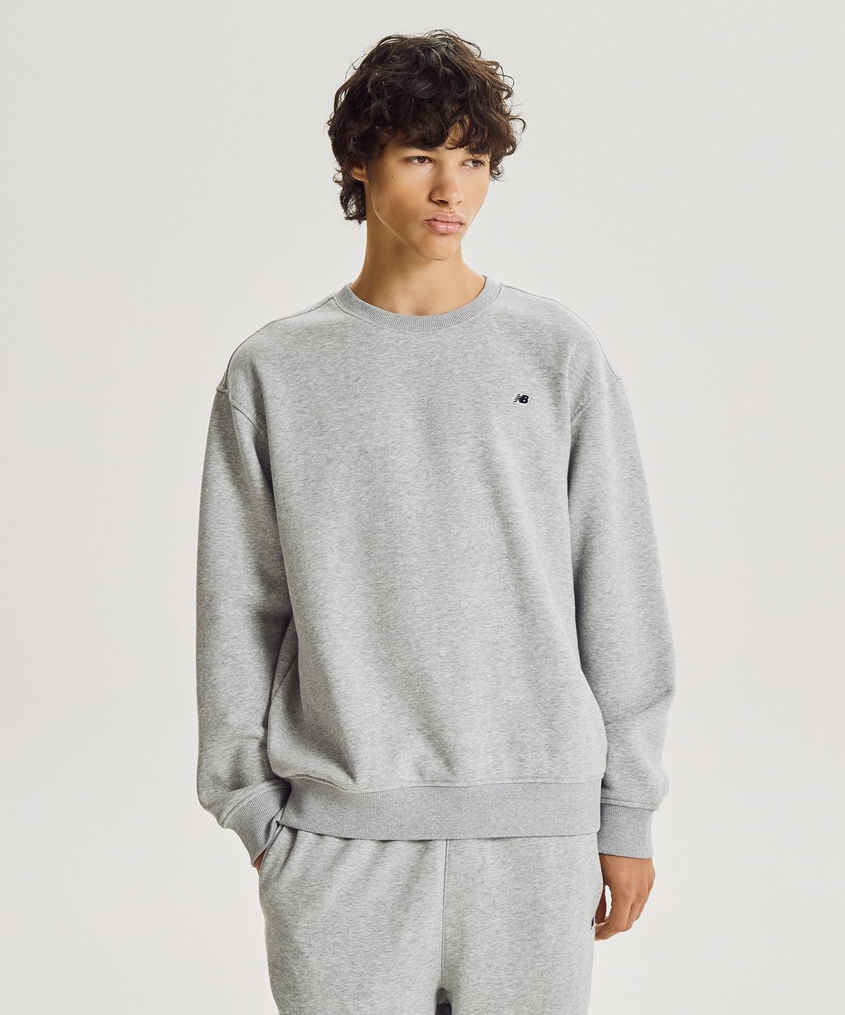 뉴발란스(NEW BALANCE) NBNCG41003 / UNI 에센셜 클래식 기모 맨투맨 (M/GRAY)