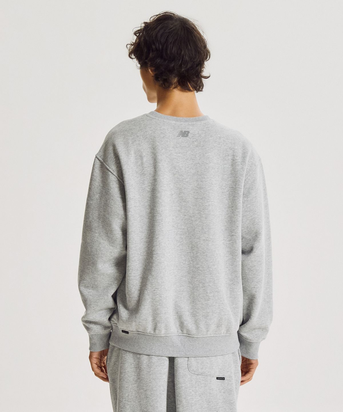 뉴발란스(NEW BALANCE) NBNCG41003 / UNI 에센셜 클래식 기모 맨투맨 (M/GRAY)