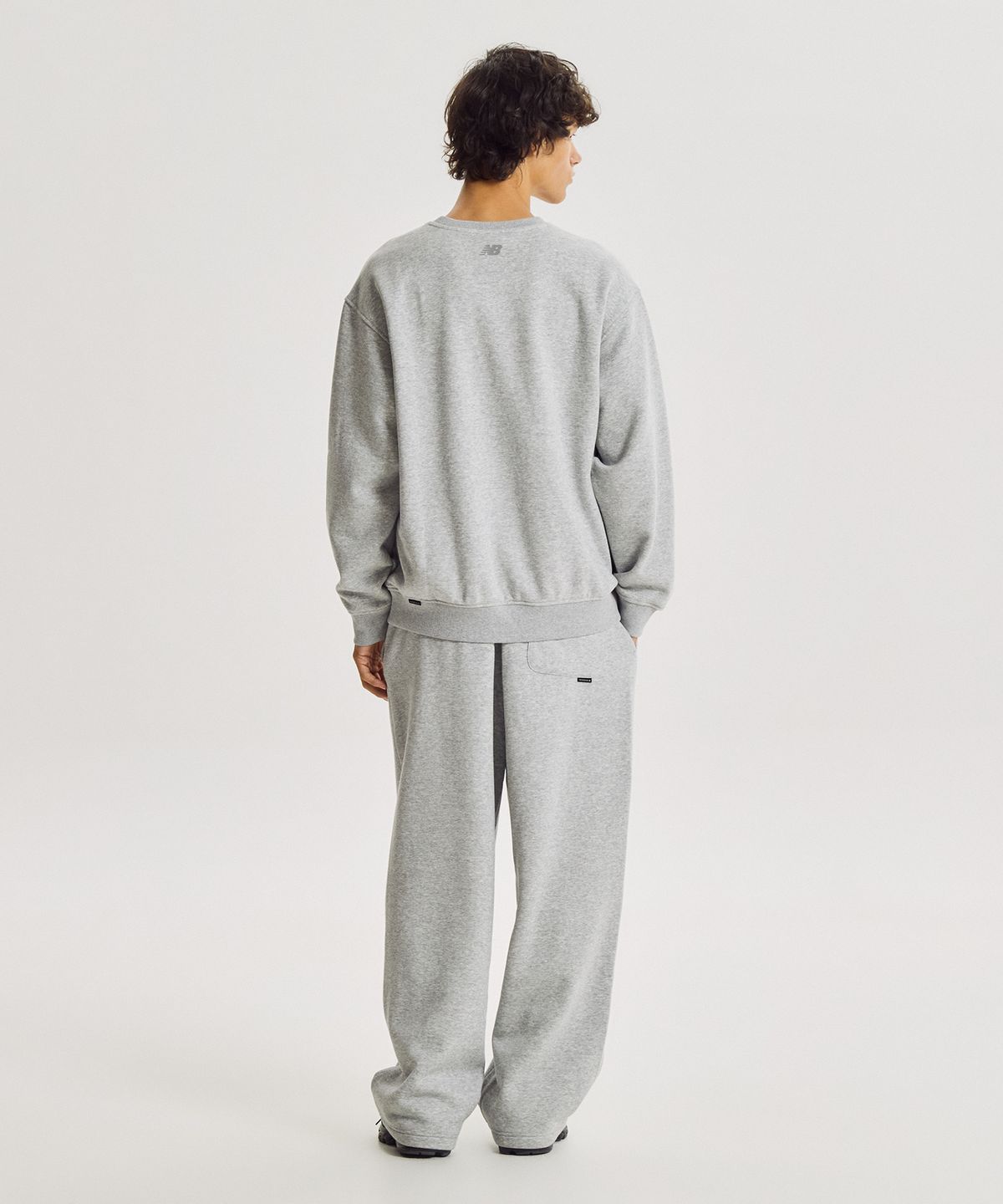 뉴발란스(NEW BALANCE) NBNCG41003 / UNI 에센셜 클래식 기모 맨투맨 (M/GRAY)