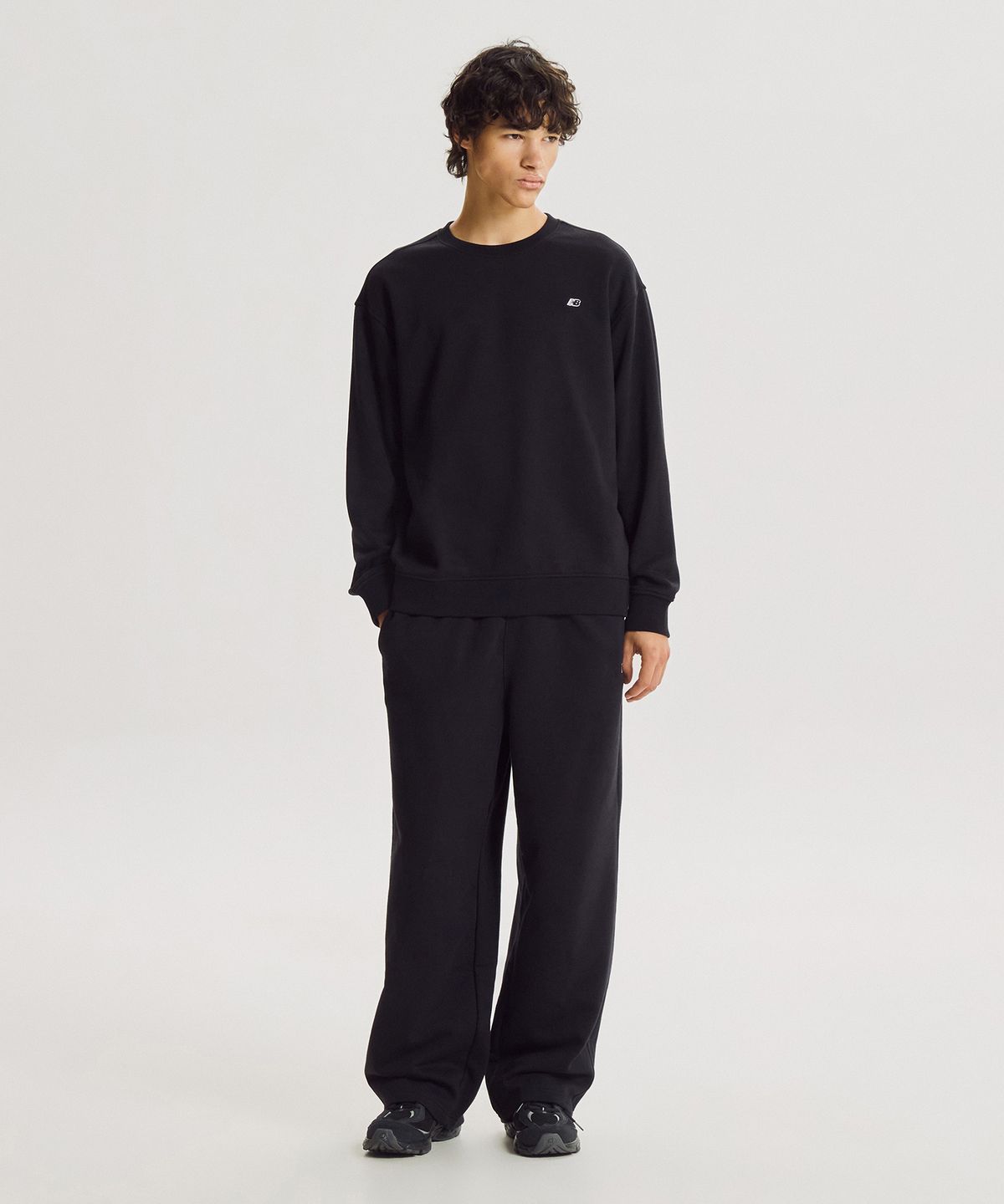 뉴발란스(NEW BALANCE) NBNCG41003 / UNI 에센셜 클래식 기모 맨투맨 (BLACK)