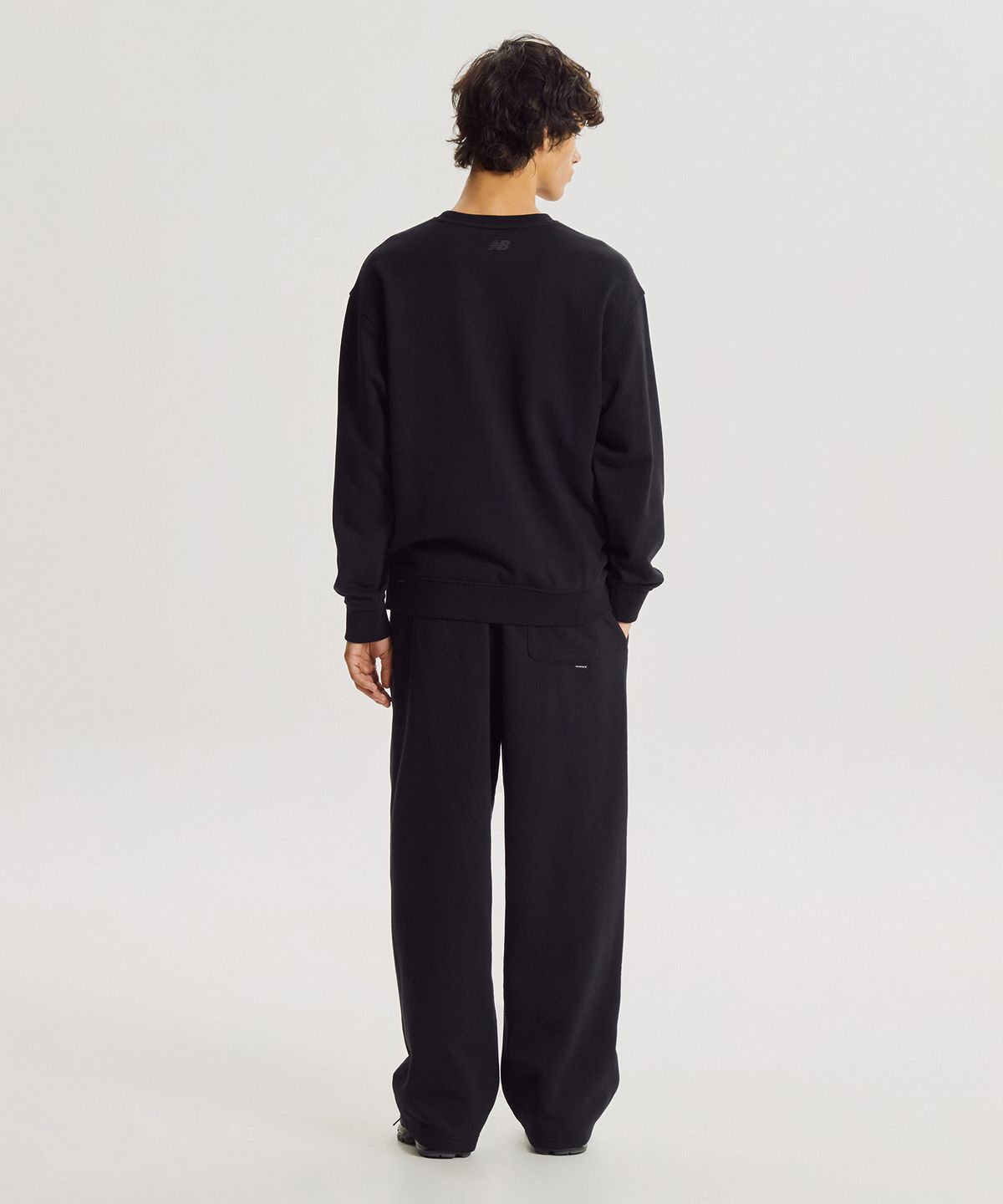 뉴발란스(NEW BALANCE) NBNCG41003 / UNI 에센셜 클래식 기모 맨투맨 (BLACK)