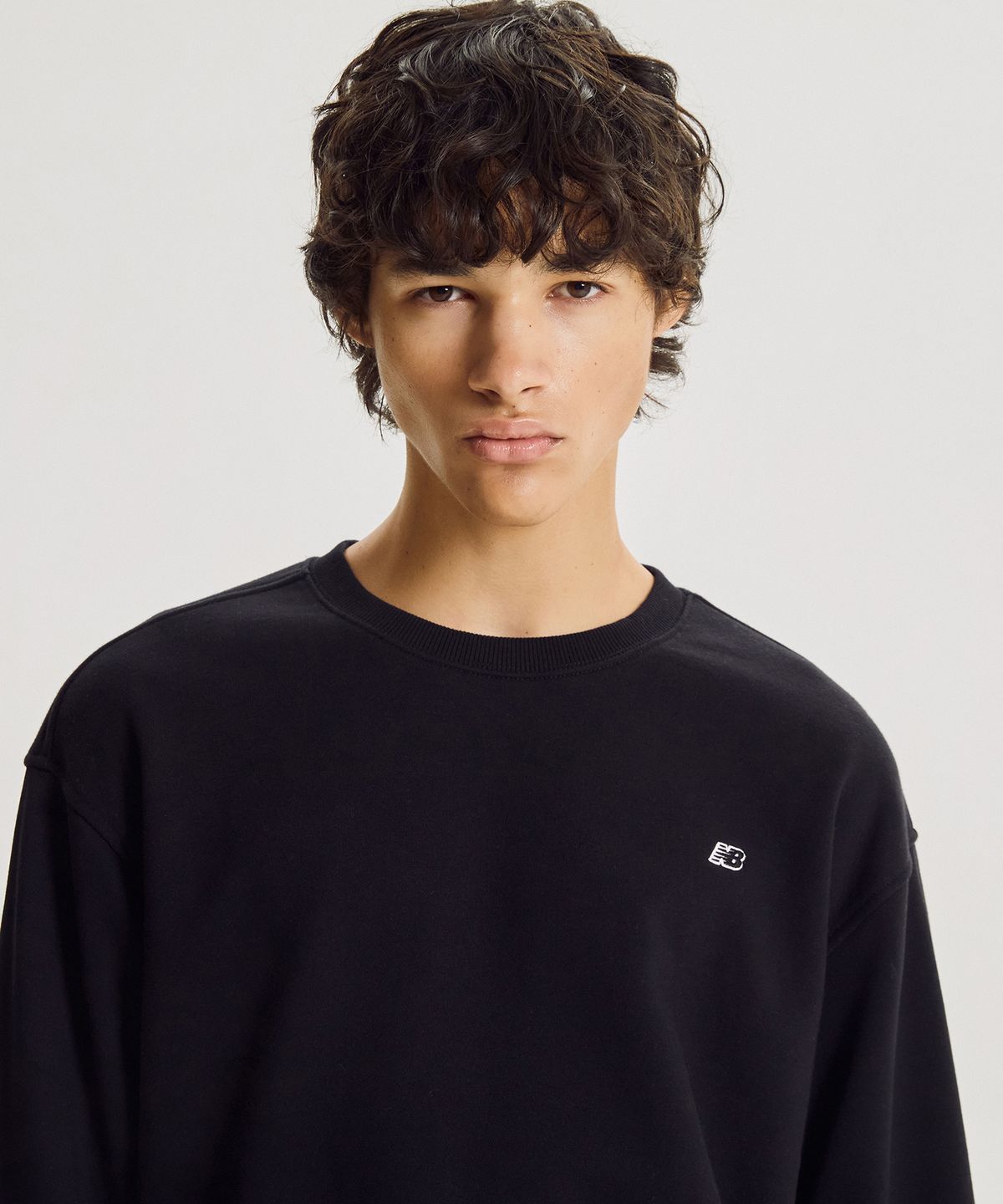뉴발란스(NEW BALANCE) NBNCG41003 / UNI 에센셜 클래식 기모 맨투맨 (BLACK)