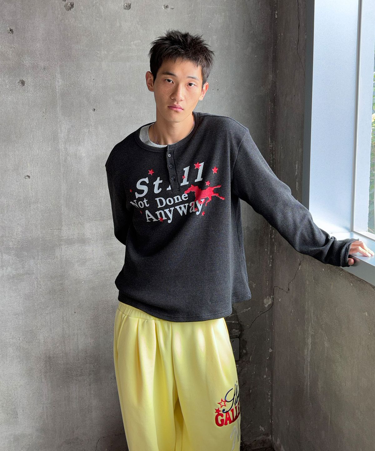 노디(NODI) 스틸 낫 와플 헨리넥 롱슬리브 블랙