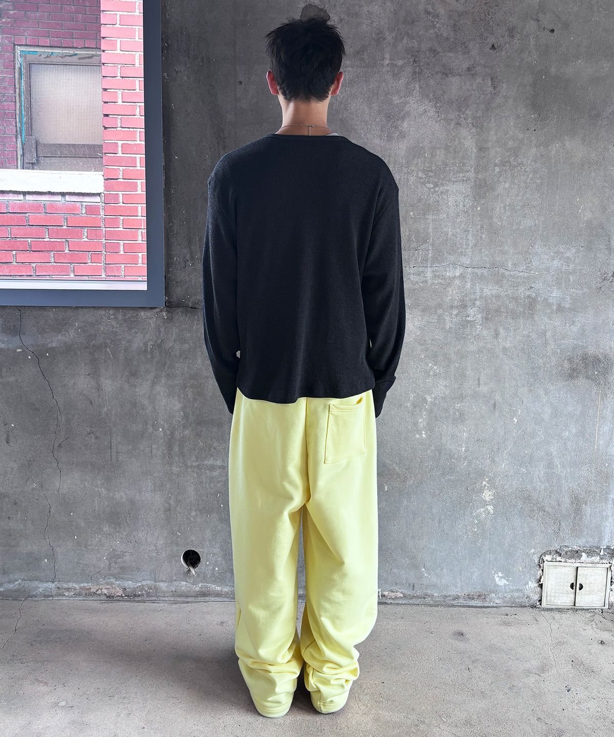 노디(NODI) 스틸 낫 와플 헨리넥 롱슬리브 블랙
