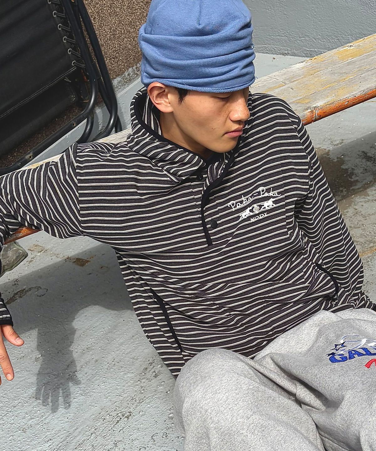 노디(NODI) 멀티 스트라이프 플리스 후디 차콜