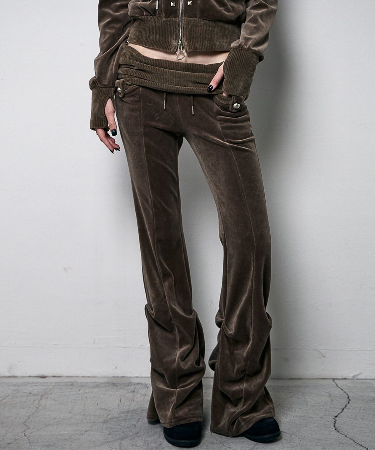 낫노잉(NOTKNOWING) Velour Flared Pants (KHAKI BROWN)