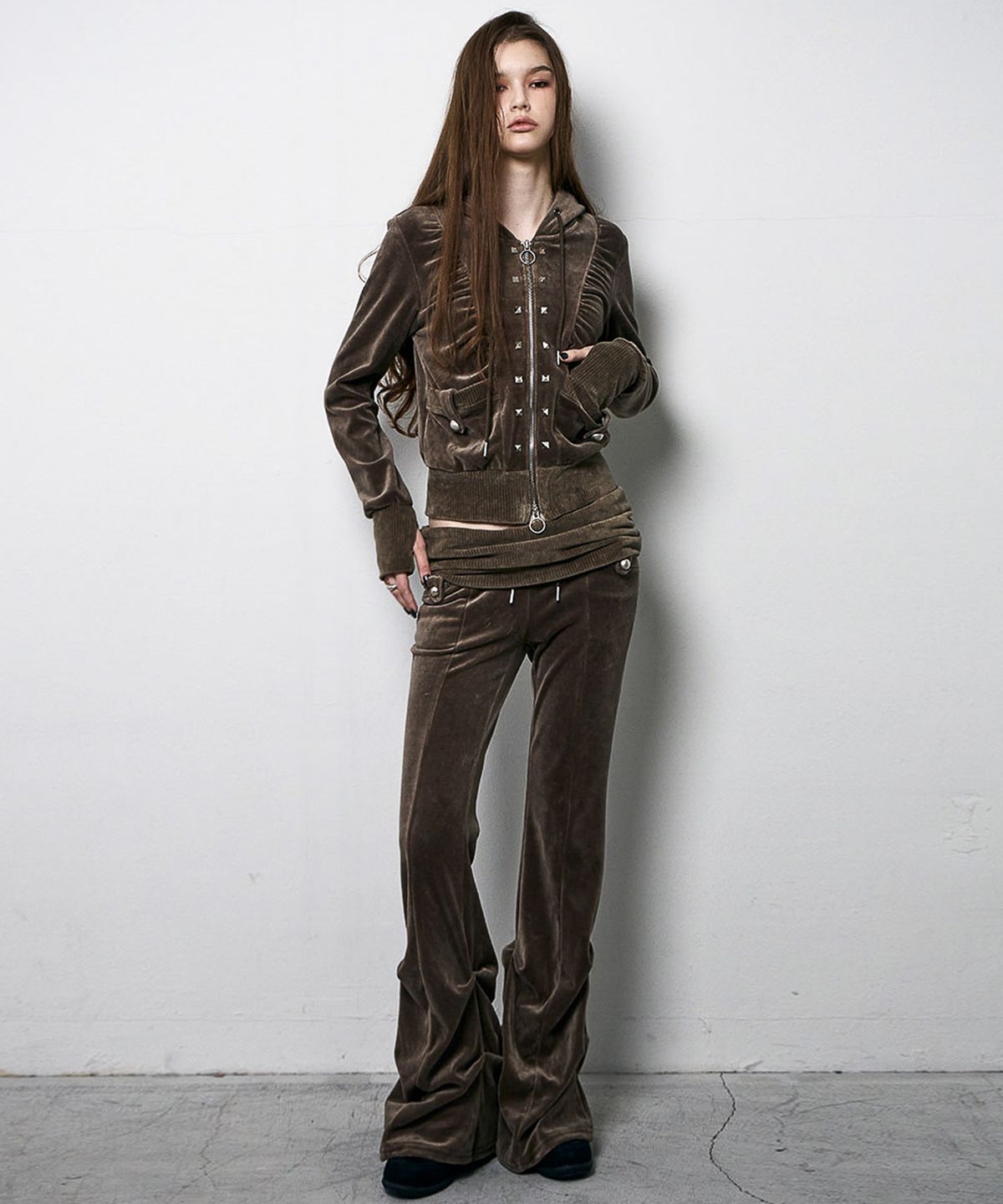 낫노잉(NOTKNOWING) Stud Velour Hood Zip Up (KHAKI BROWN)