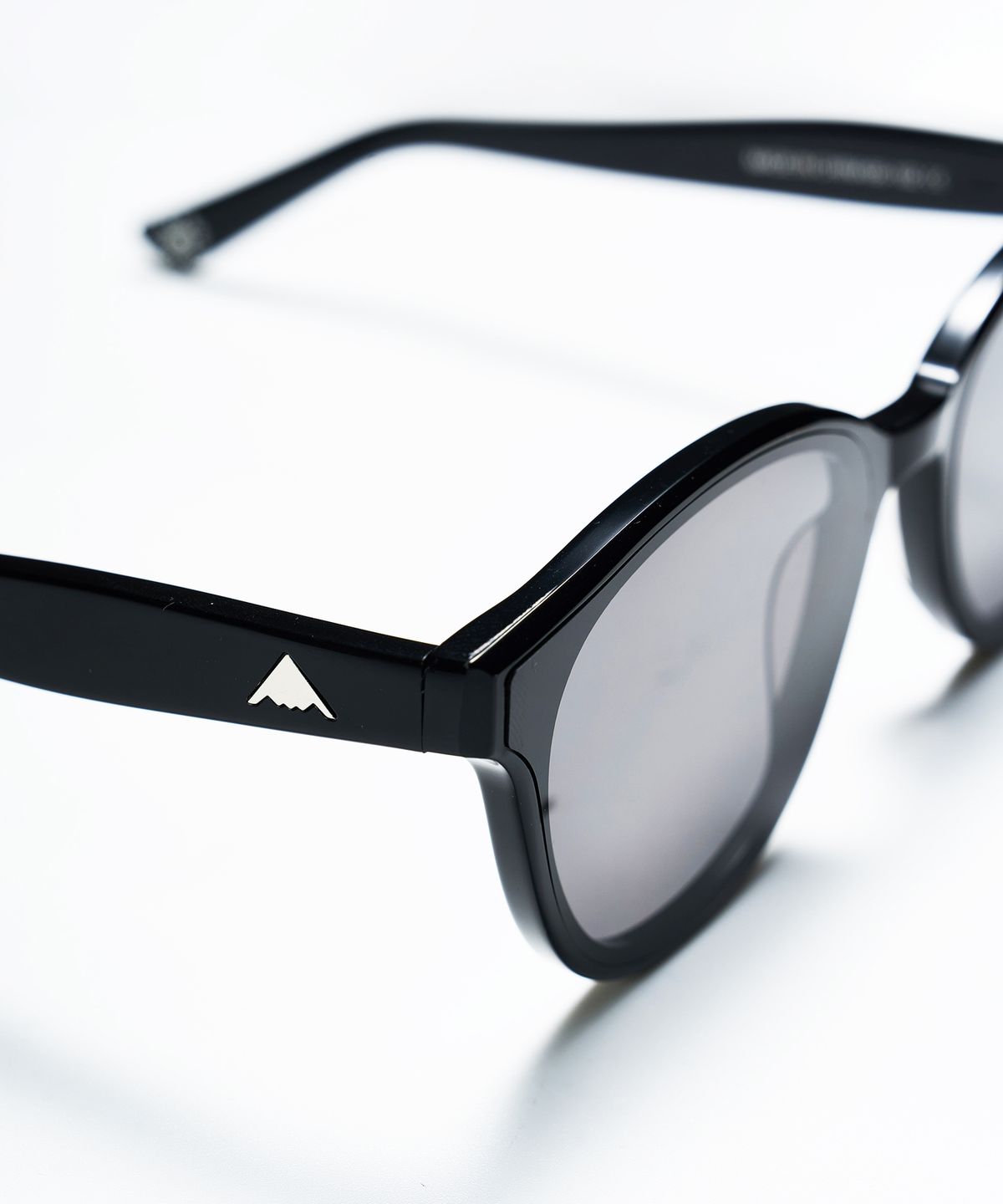 미드업데이트(MIDUPDATE) Retro Iconic Full Rim Sunglasses_BLK