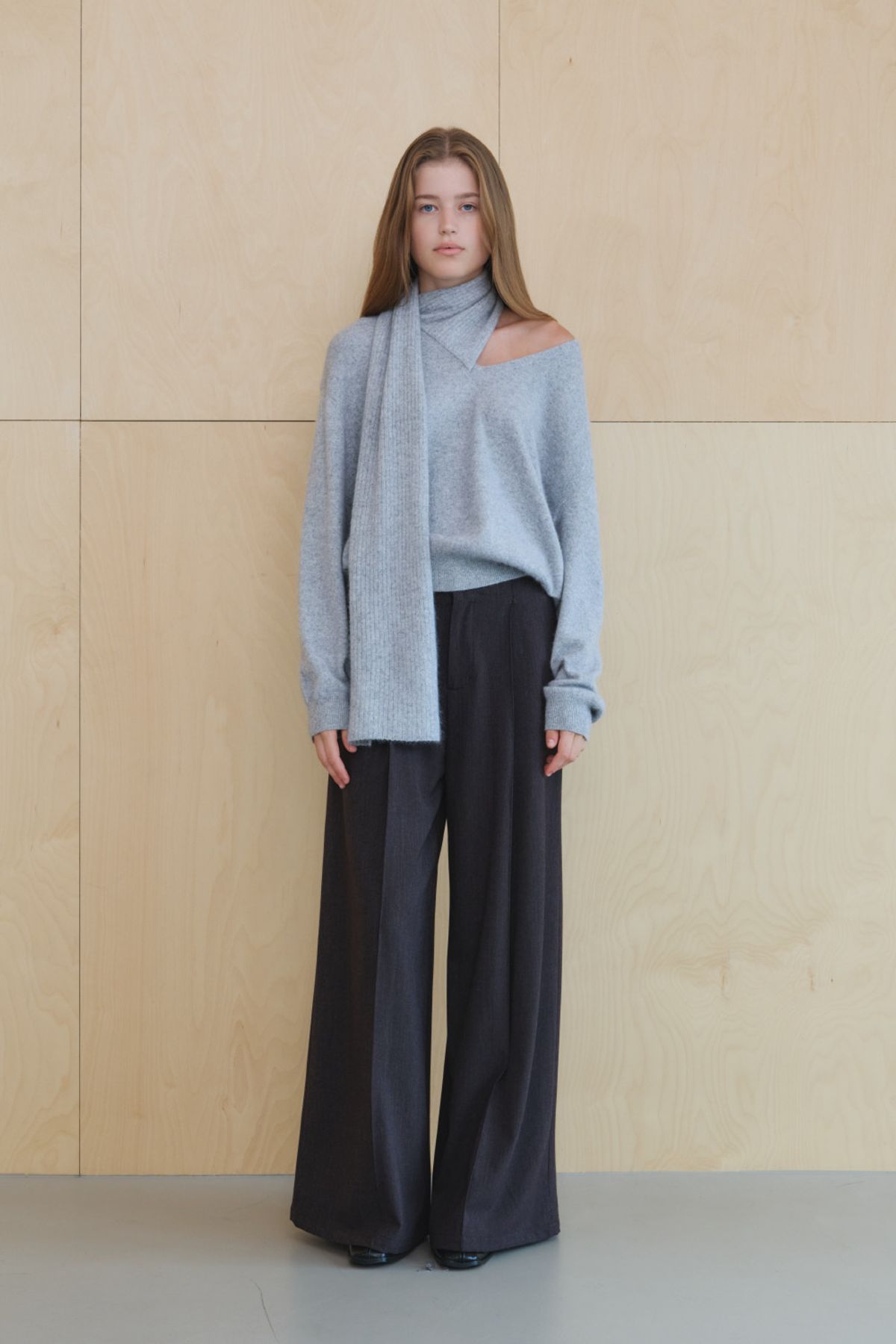쿠메(KUMÉ) Raccoon Blend Muffler Knit Sweater, Light Gray