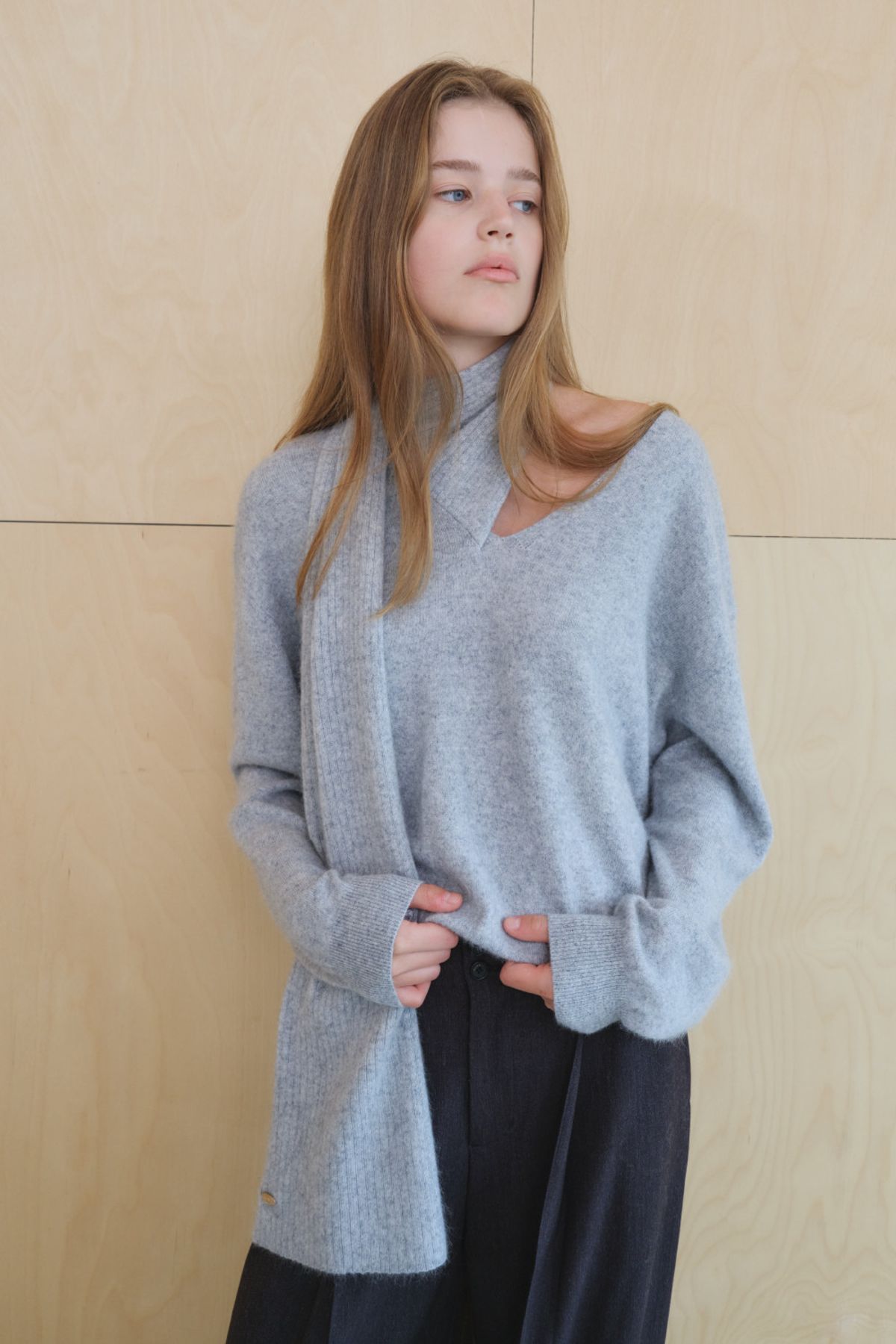 쿠메(KUMÉ) Raccoon Blend Muffler Knit Sweater, Light Gray