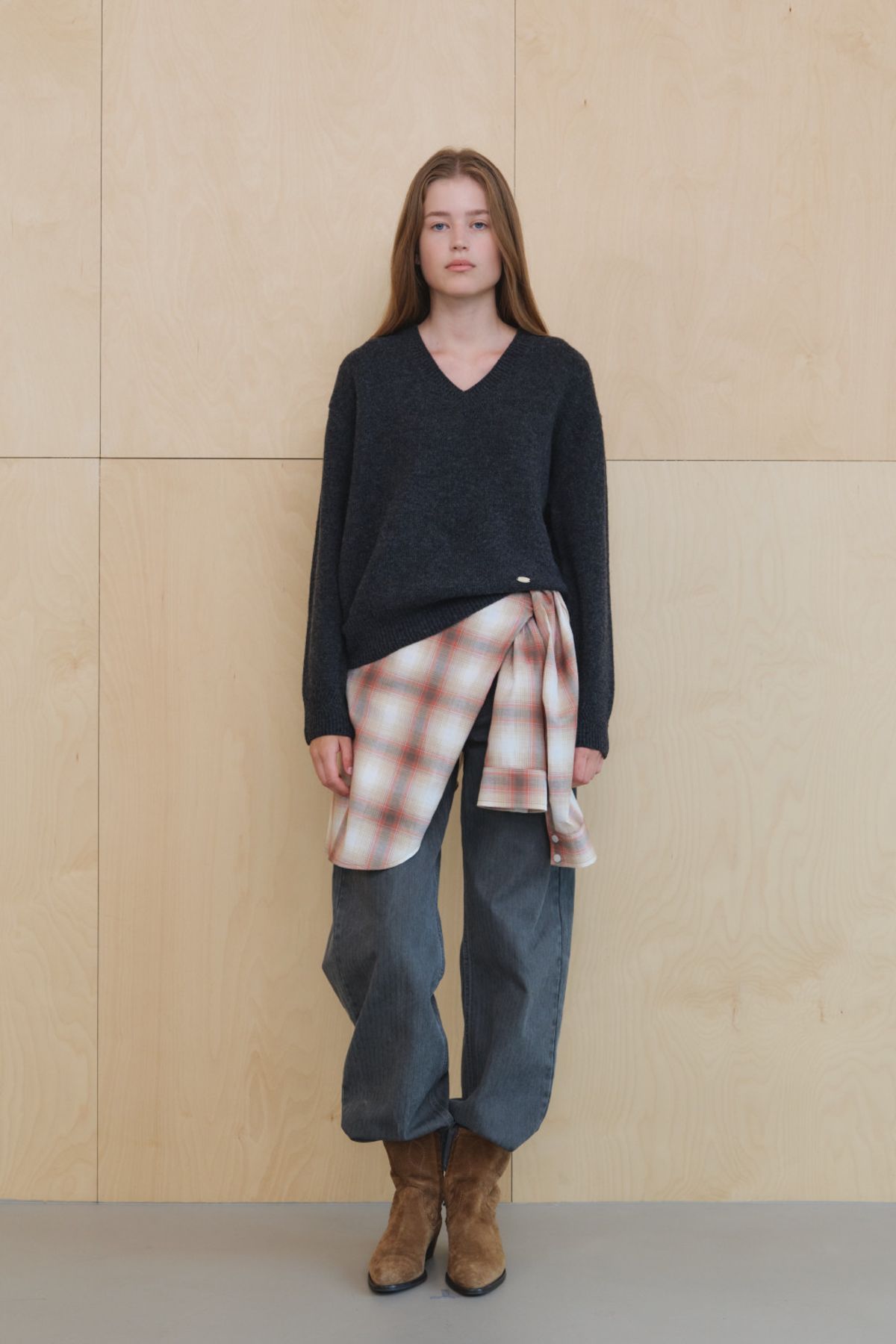 쿠메(KUMÉ) Wool Relaxed V-Neck Sweater, Charcoal