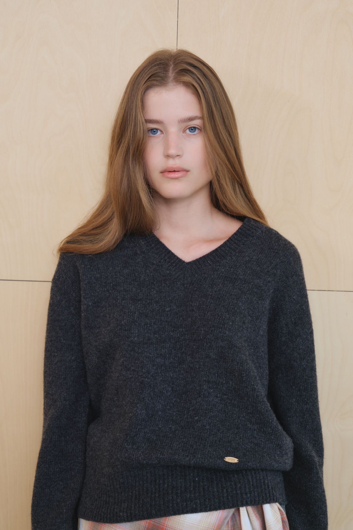 쿠메(KUMÉ) Wool Relaxed V-Neck Sweater, Charcoal