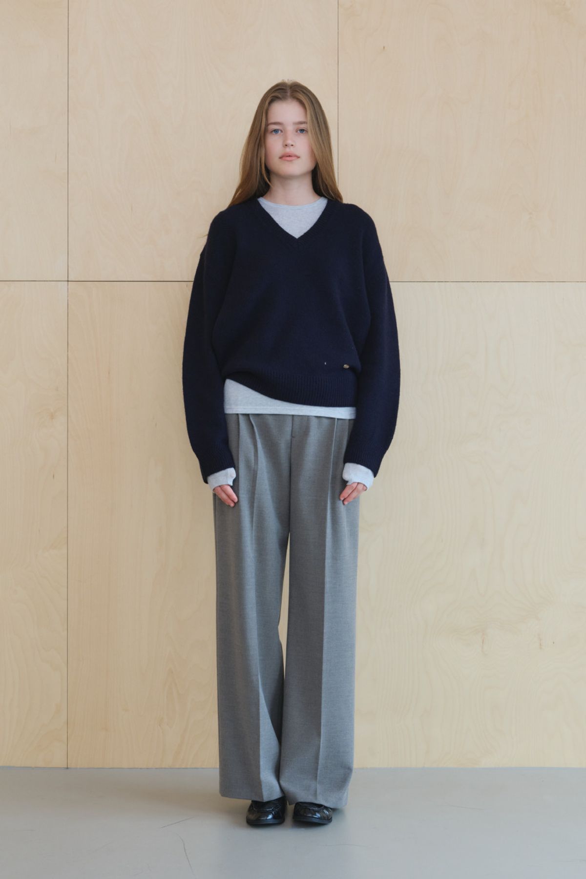 쿠메(KUMÉ) Wool Relaxed V-Neck Sweater, Navy