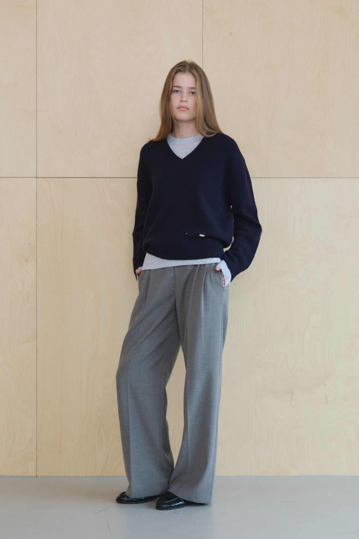 쿠메(KUMÉ) Wool Relaxed V-Neck Sweater, Navy