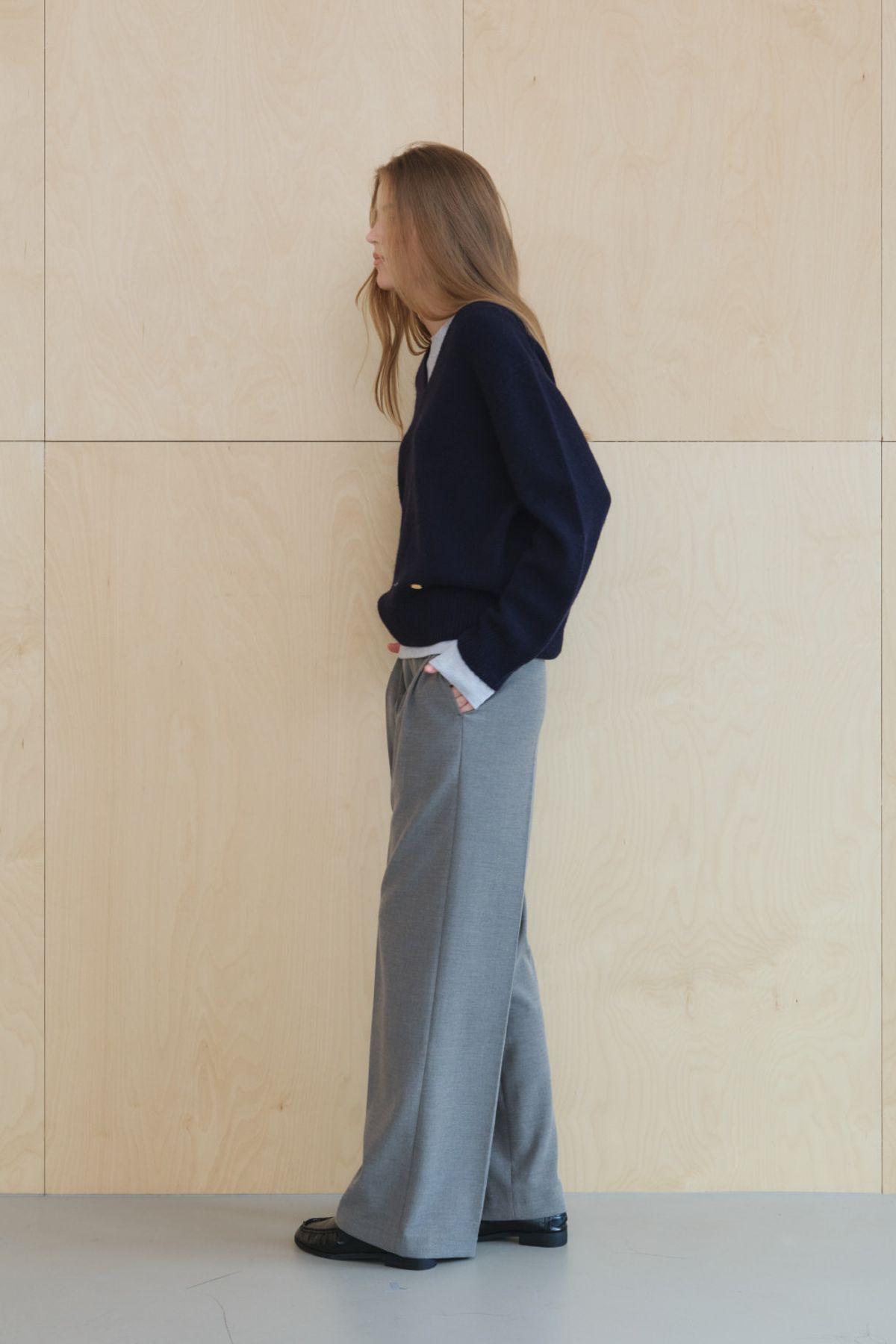 쿠메(KUMÉ) Wool Relaxed V-Neck Sweater, Navy