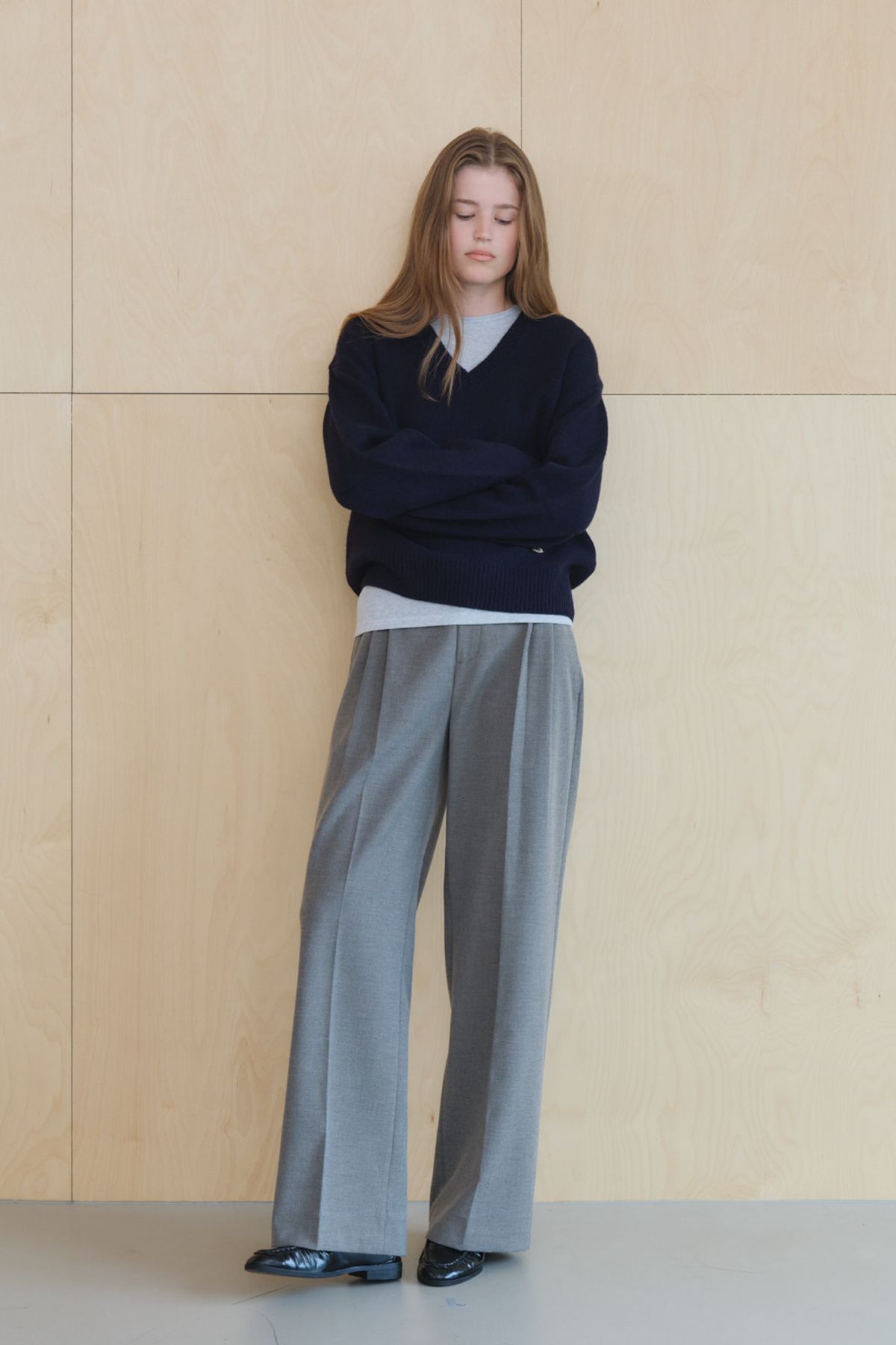 쿠메(KUMÉ) Wool Relaxed V-Neck Sweater, Navy