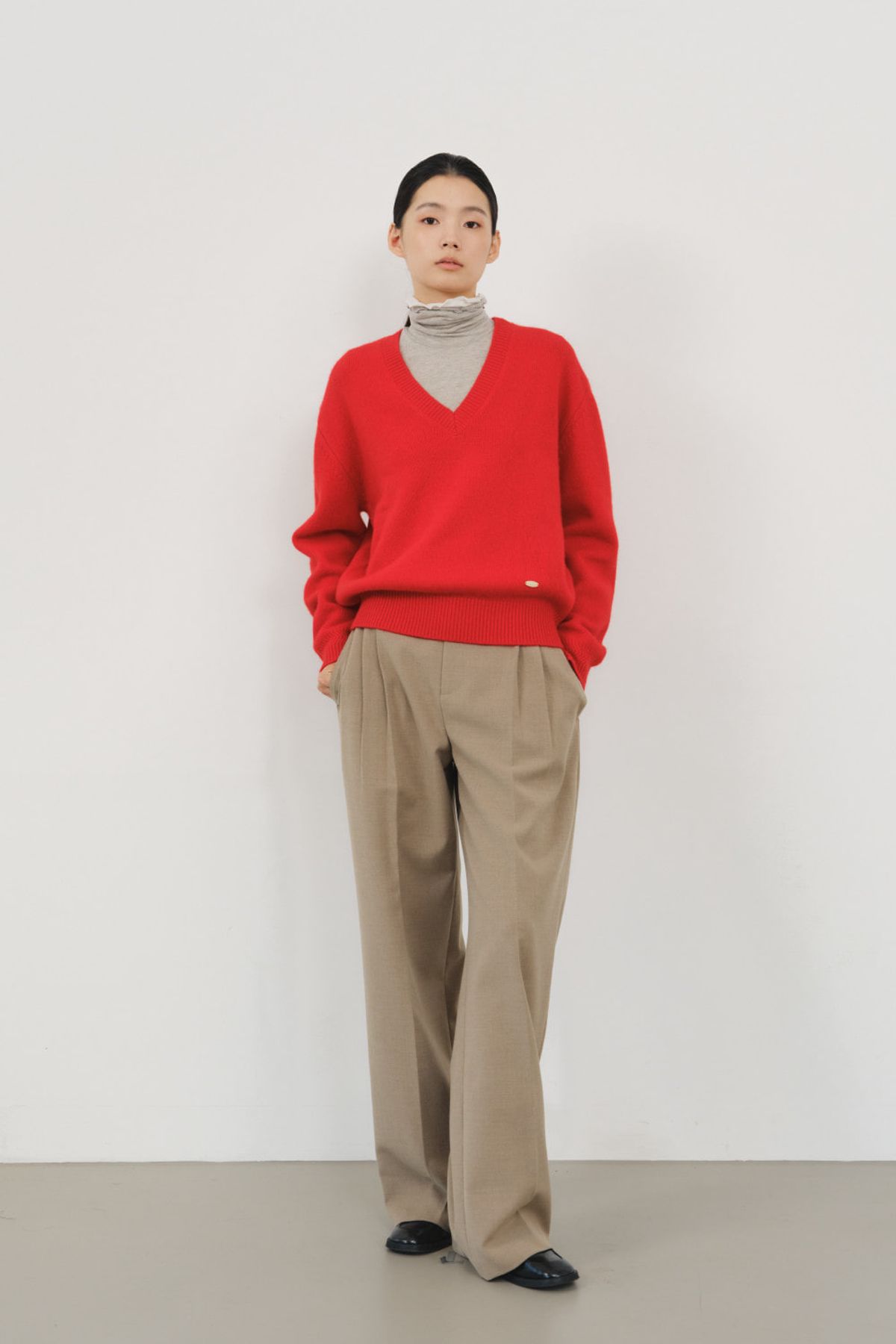 쿠메(KUMÉ) Wool Relaxed V-Neck Sweater, Red