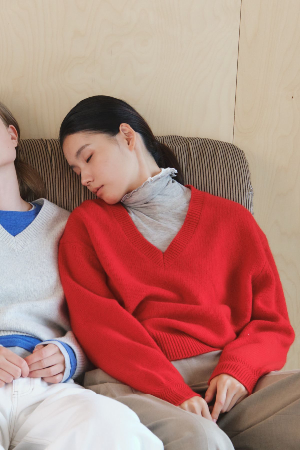 쿠메(KUMÉ) Wool Relaxed V-Neck Sweater, Red