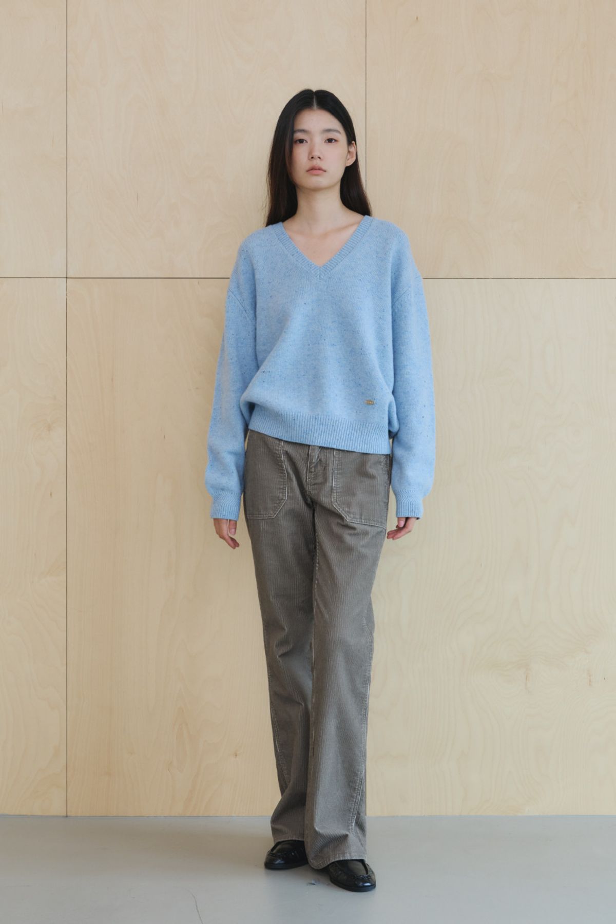 쿠메(KUMÉ) Wool Relaxed V-Neck Sweater, Light Blue