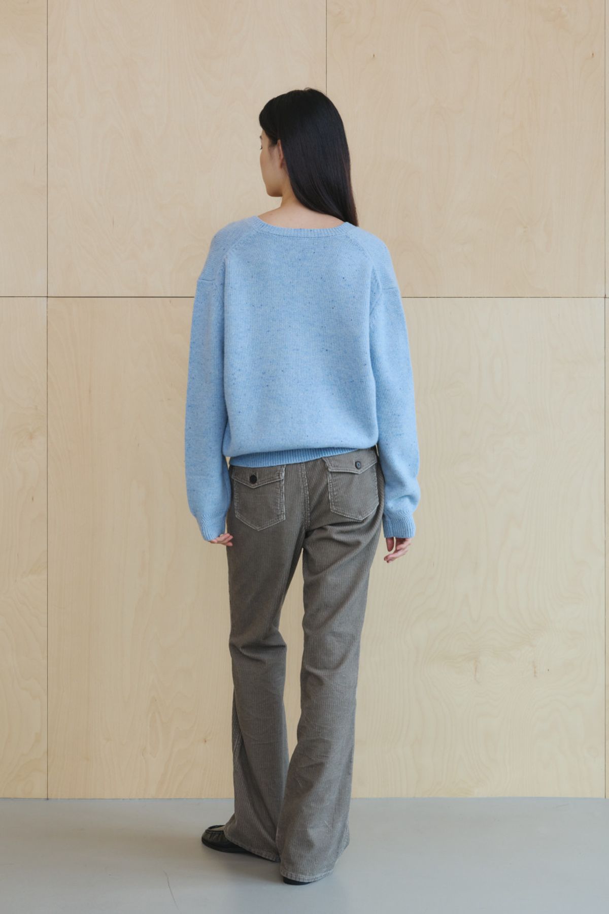 쿠메(KUMÉ) Wool Relaxed V-Neck Sweater, Light Blue