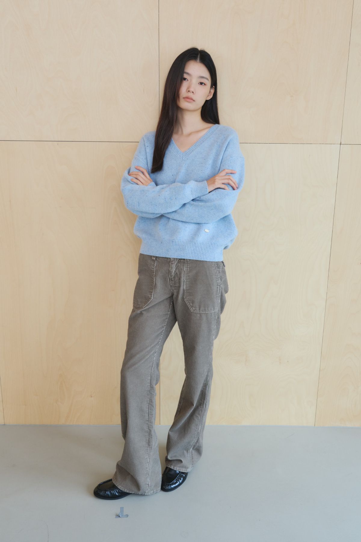 쿠메(KUMÉ) Wool Relaxed V-Neck Sweater, Light Blue