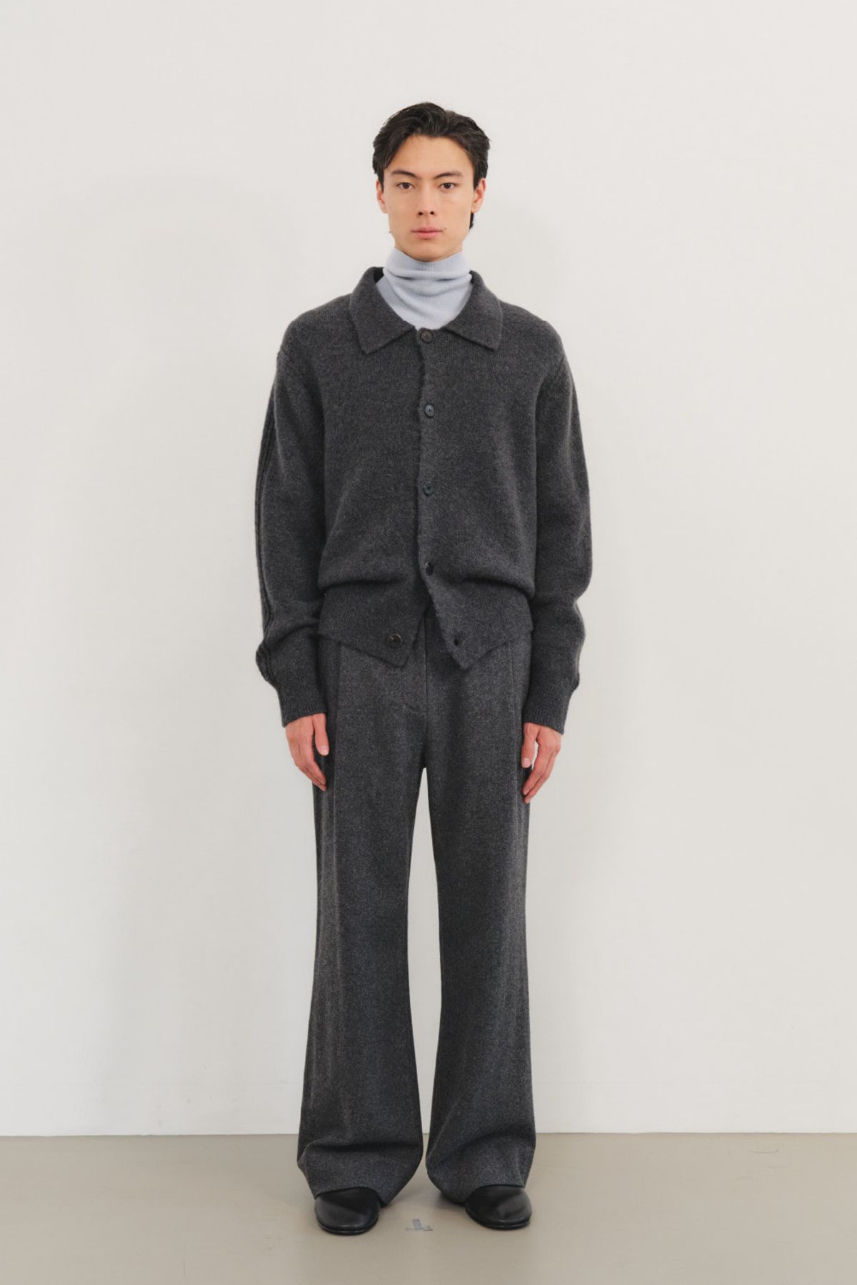 쿠메(KUMÉ) Men Alpaca Blend Collared Cardigan, Charcoal