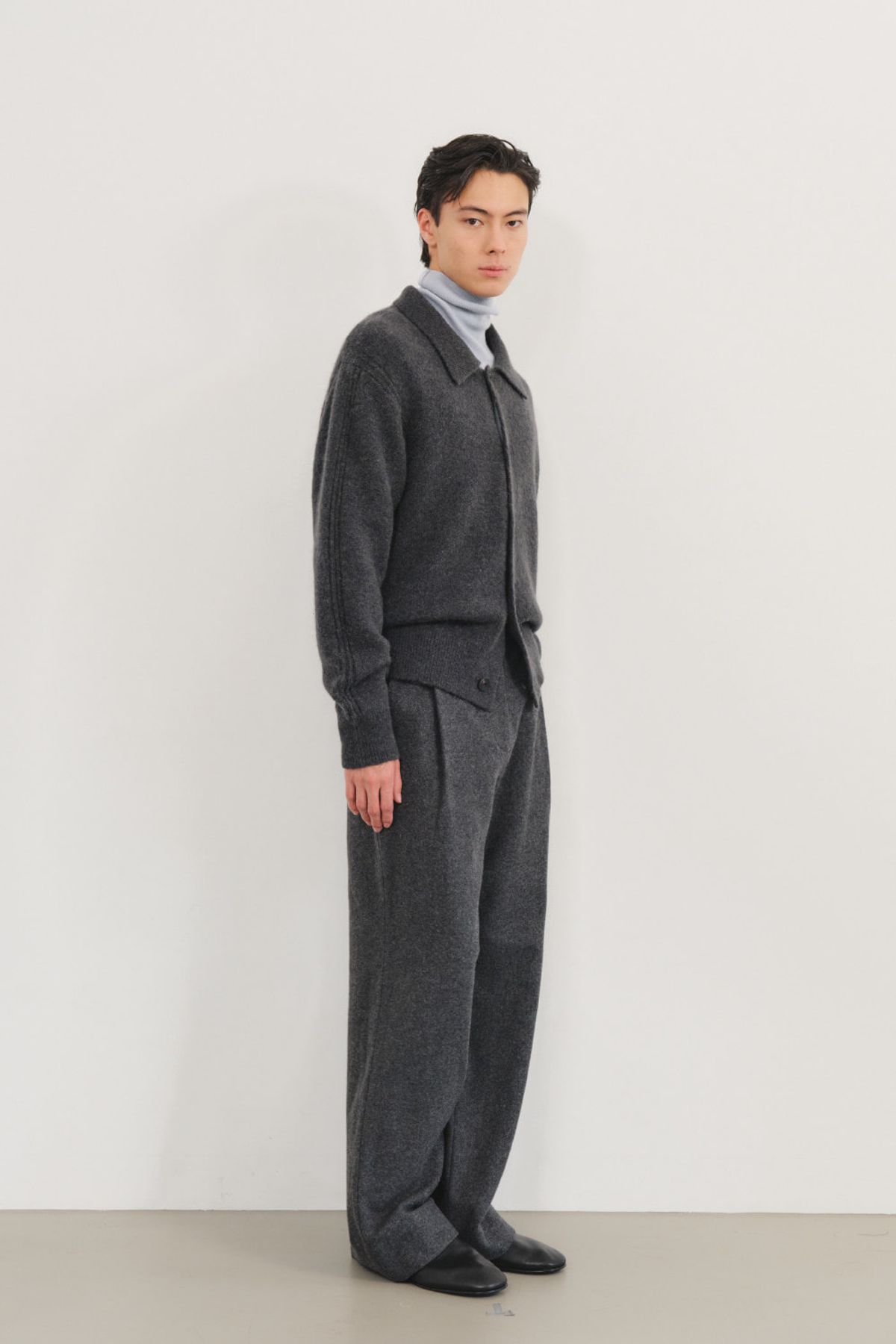 쿠메(KUMÉ) Men Alpaca Blend Collared Cardigan, Charcoal