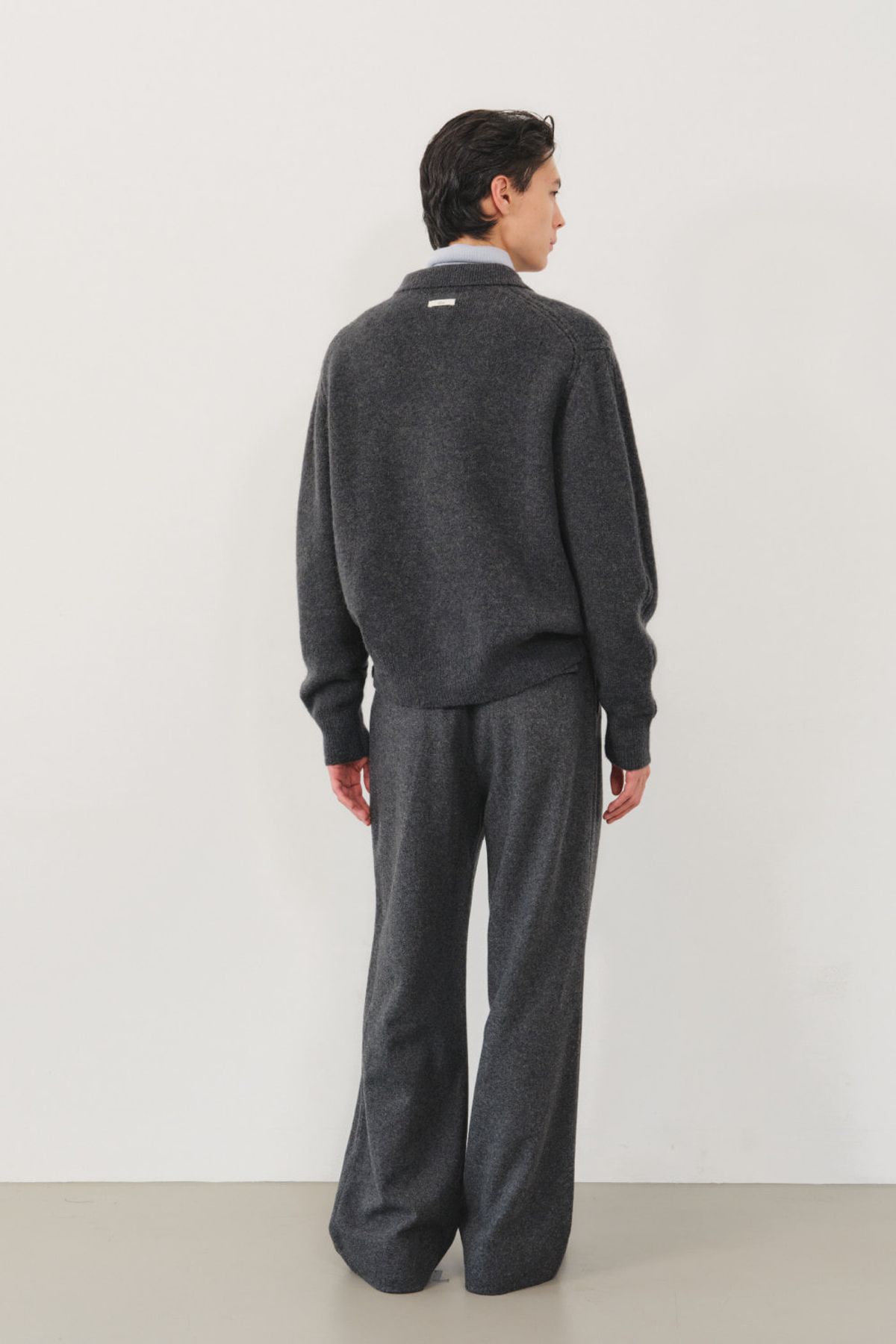 쿠메(KUMÉ) Men Alpaca Blend Collared Cardigan, Charcoal