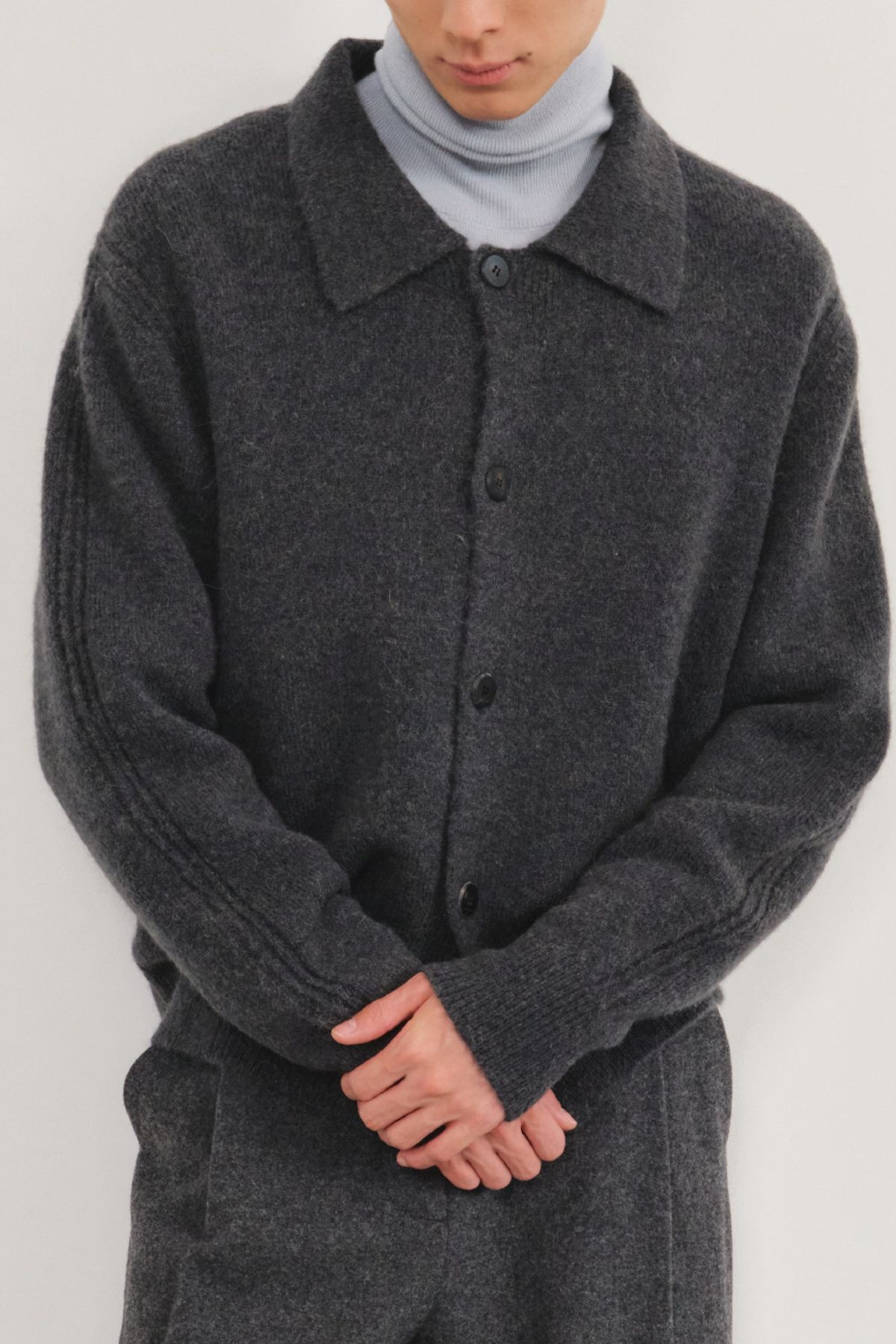 쿠메(KUMÉ) Men Alpaca Blend Collared Cardigan, Charcoal