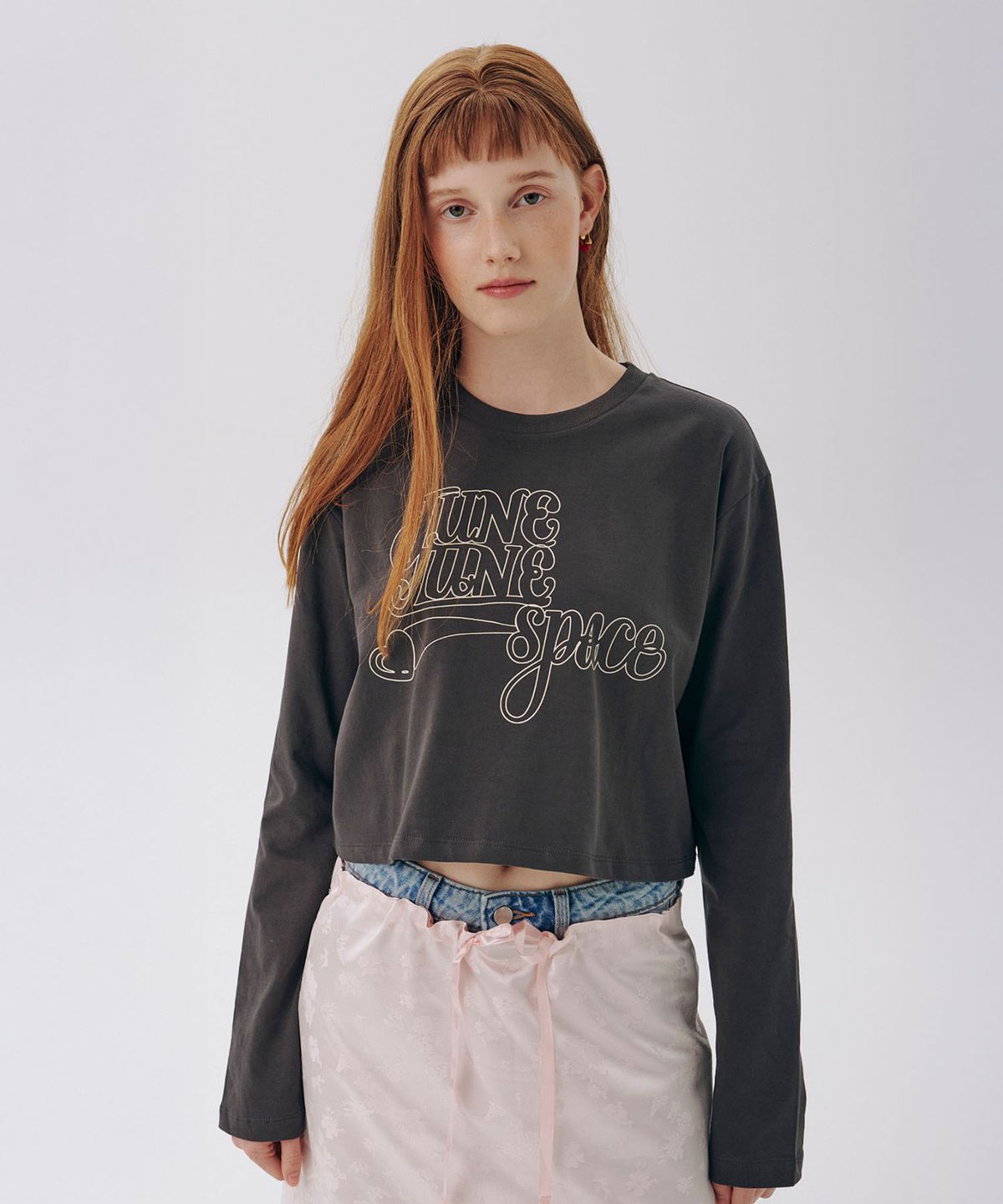 준준스페이스(JUNEJUNE SPACE) June Logo Crop tee_Dark Grey
