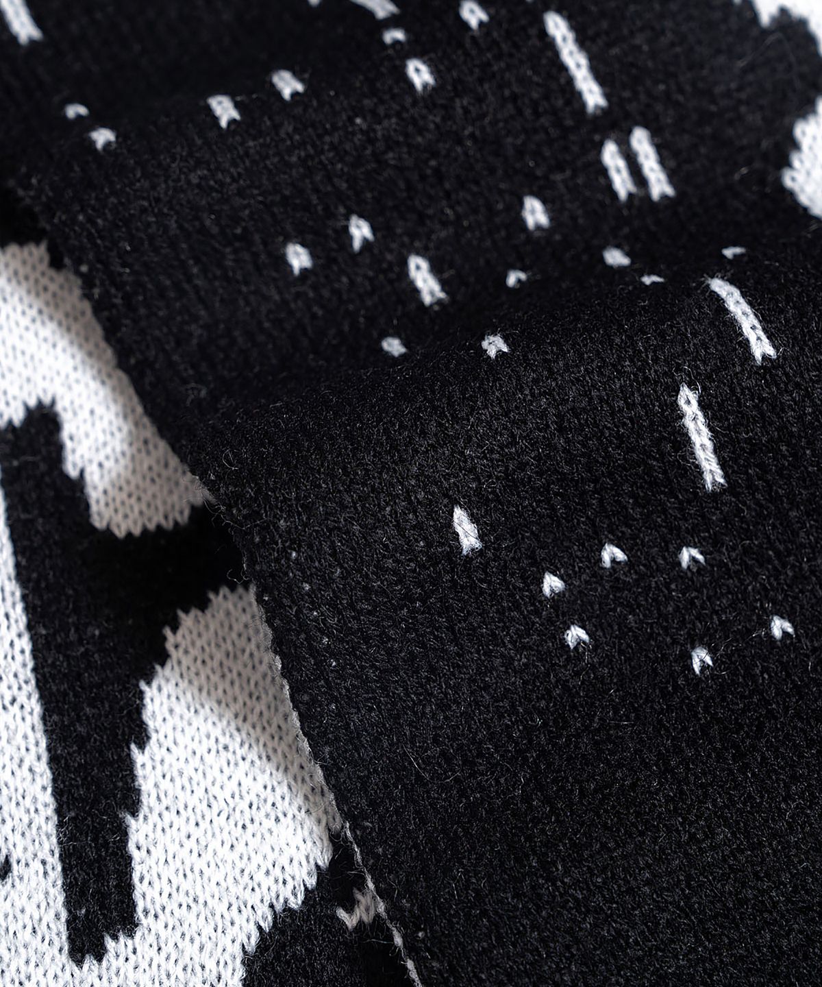 마뗑킴(MATIN KIM) CONTRAST LOGO JACQUARD MUFFLER IN BLACK