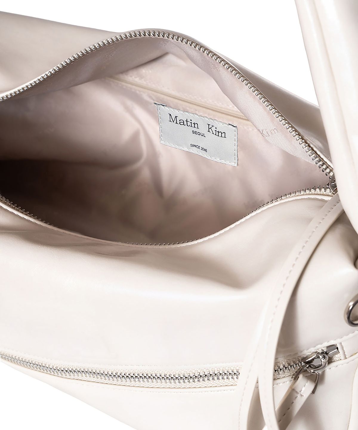 마뗑킴(MATIN KIM) PADDED DIAGONAL ZIPPER BAG IN IVORY