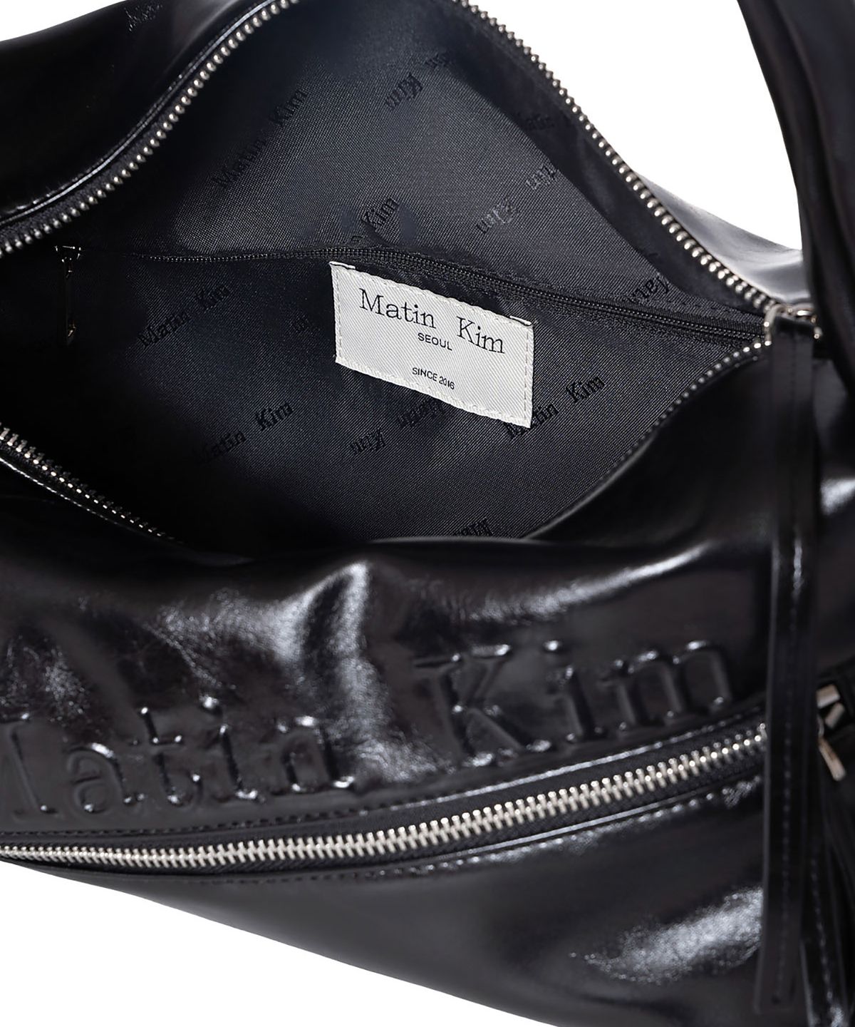 마뗑킴(MATIN KIM) PADDED DIAGONAL ZIPPER BAG IN BLACK