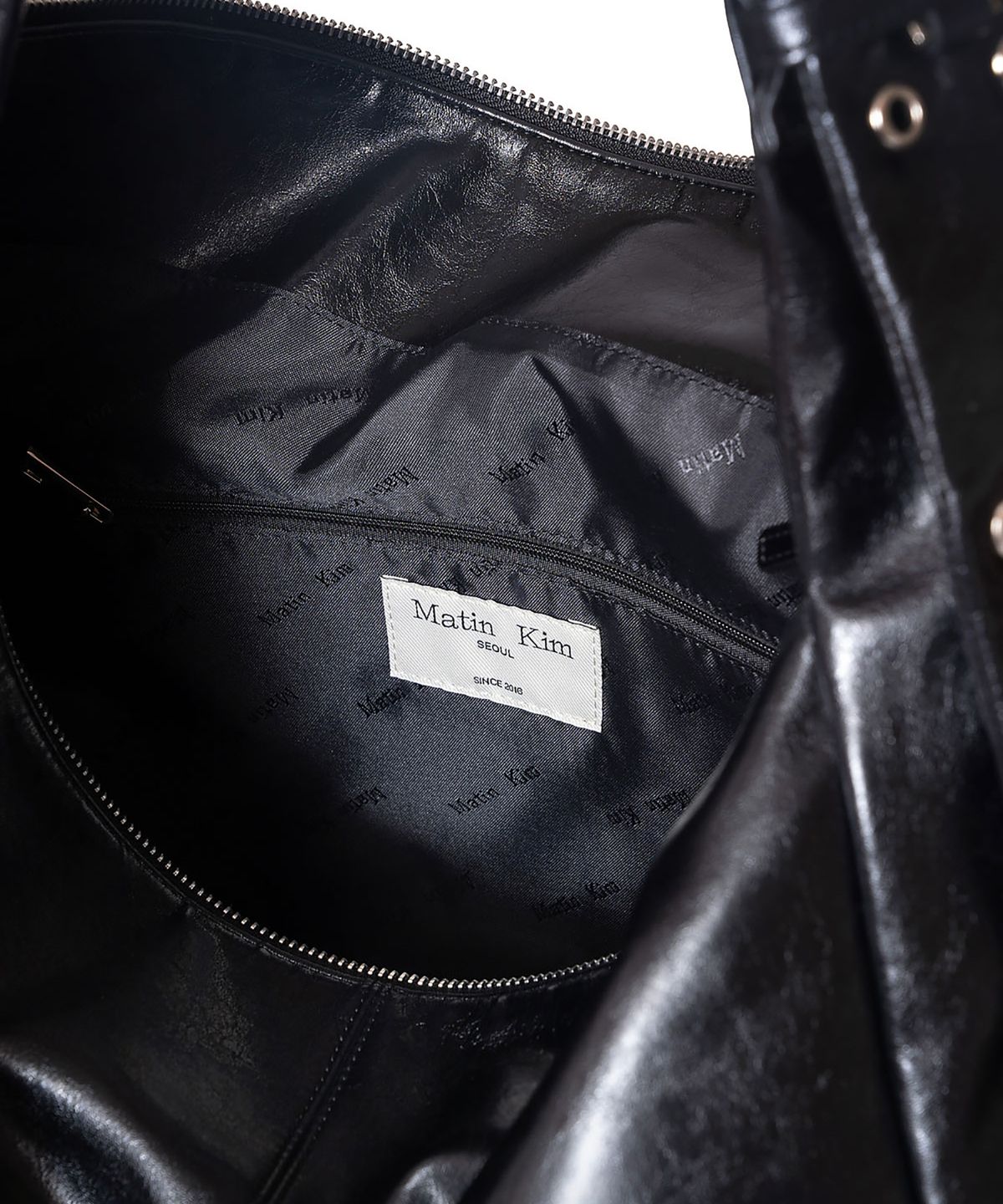 마뗑킴(MATIN KIM) PADDED EYELET BIG BAG IN BLACK