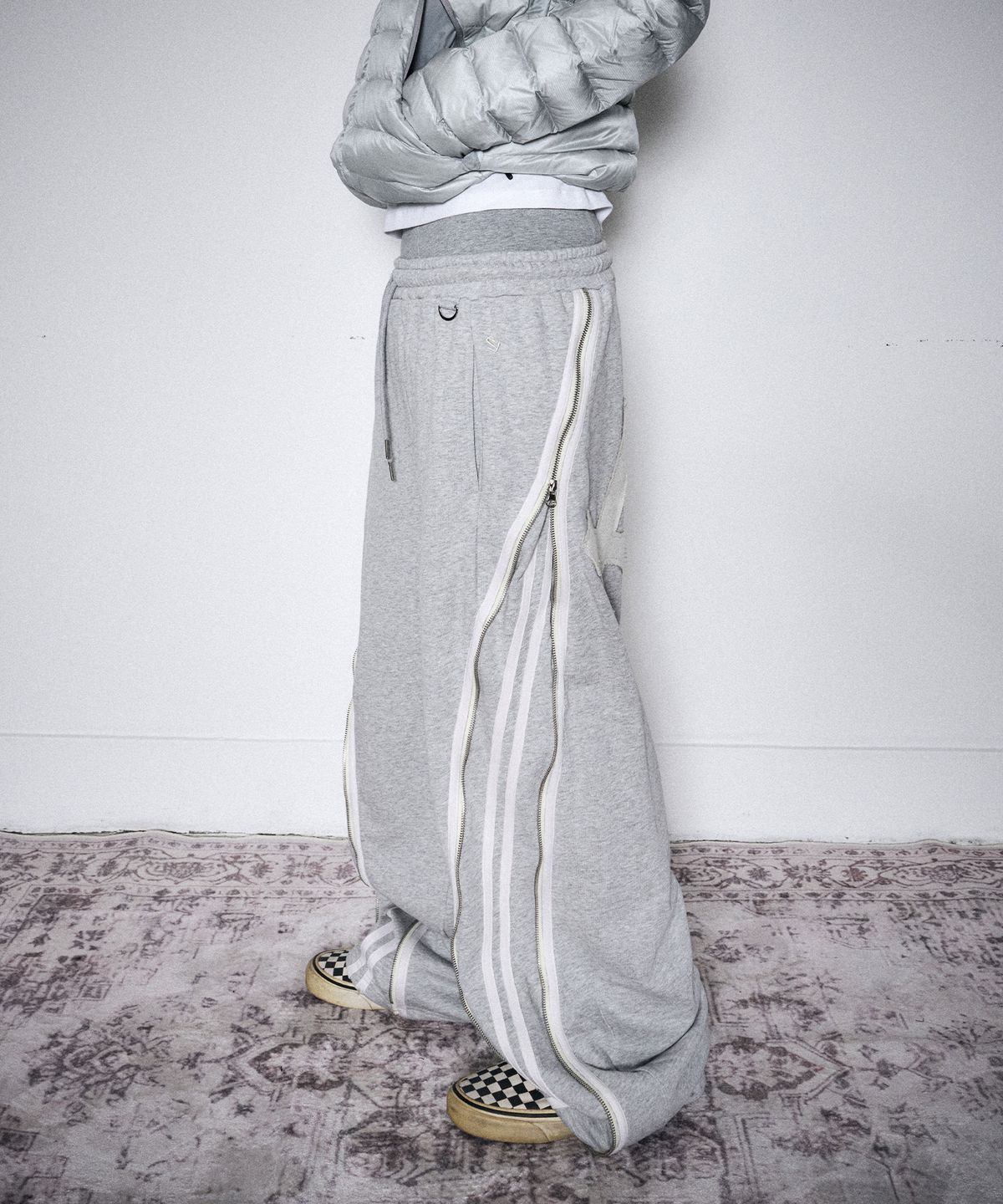 스키즘 인듀싱(SCHISM INDUCING) CURVED ZIPPER SWEATPANTS GREY