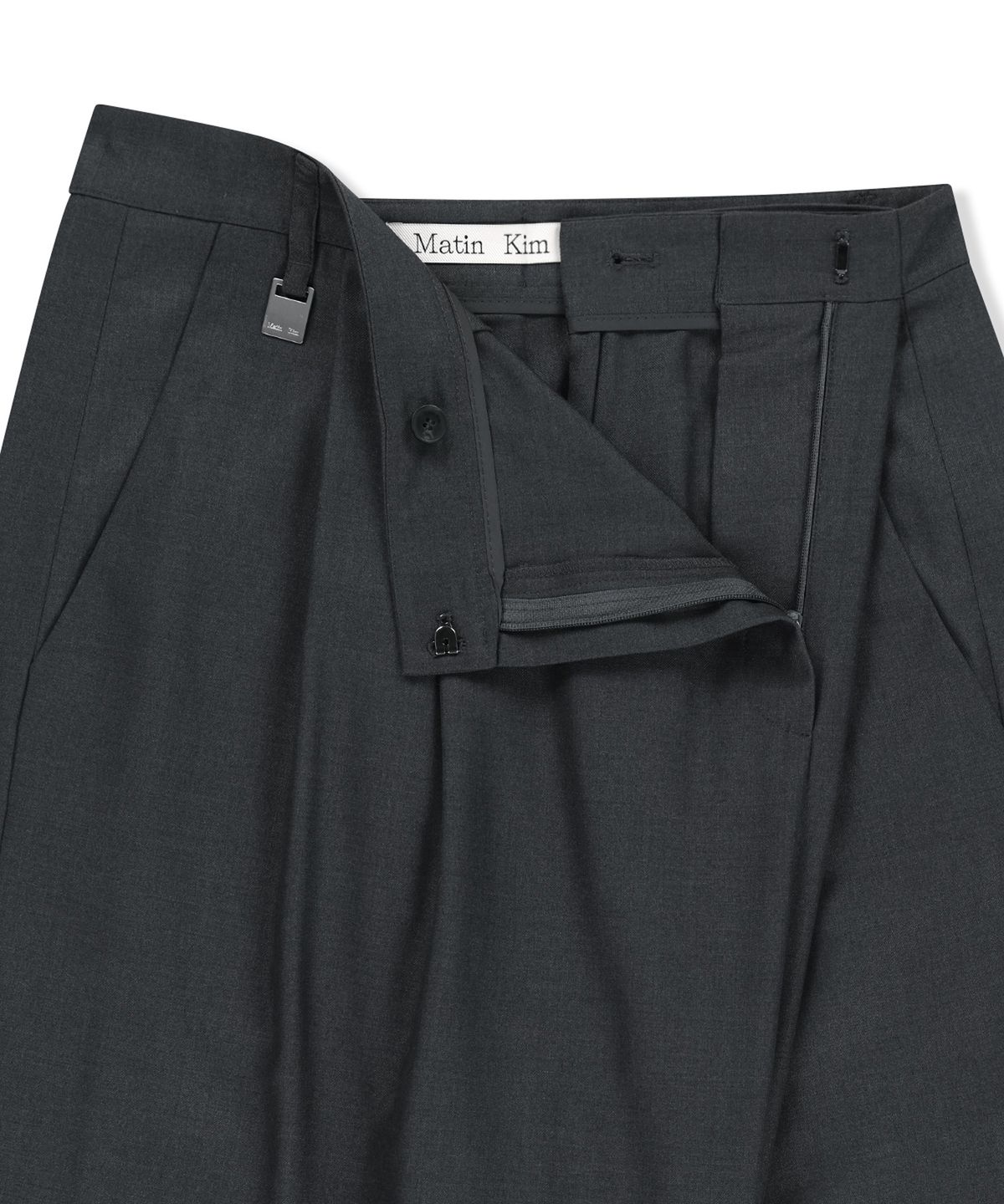 마뗑킴(MATIN KIM) DOUBLE PLEAT CROSS WAIST TROUSERS IN CHARCOAL