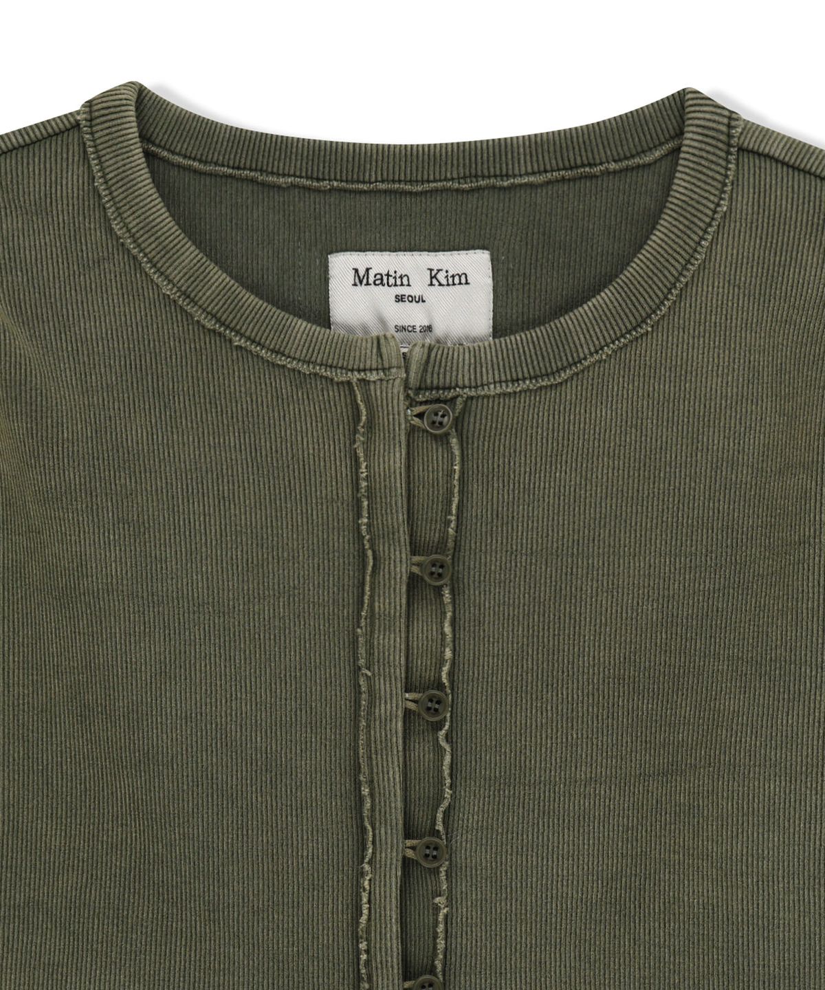 마뗑킴(MATIN KIM) WASHED RIB BUTTON DETAIL TOP IN KHAKI