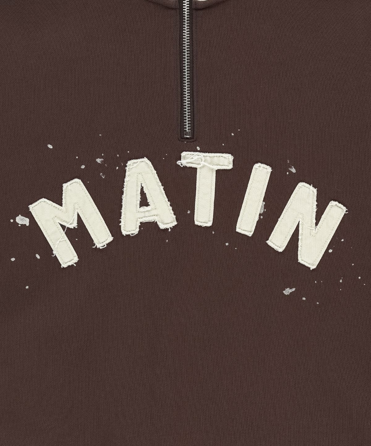 마뗑킴(MATIN KIM) APPLIQUE LOGO COLLAR QUARTER ZIP UP IN BROWN