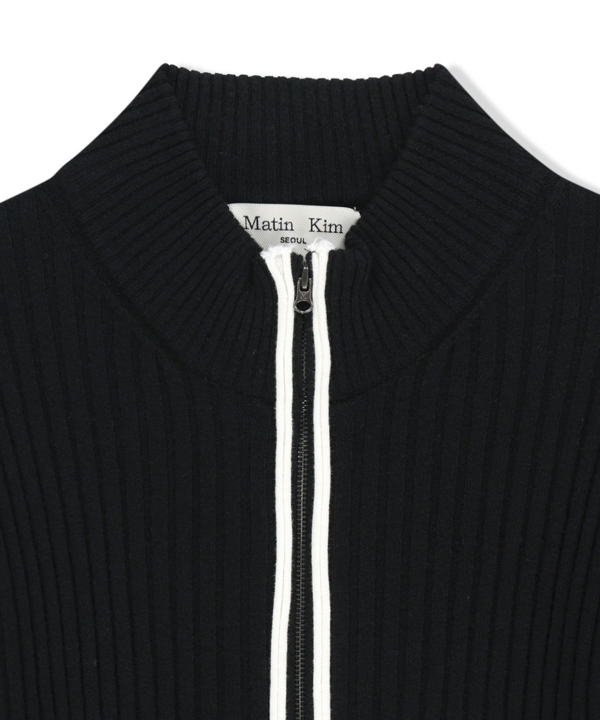 마뗑킴(MATIN KIM) HAND STITCH SLIM FIT KNIT ZIP UP IN BLACK