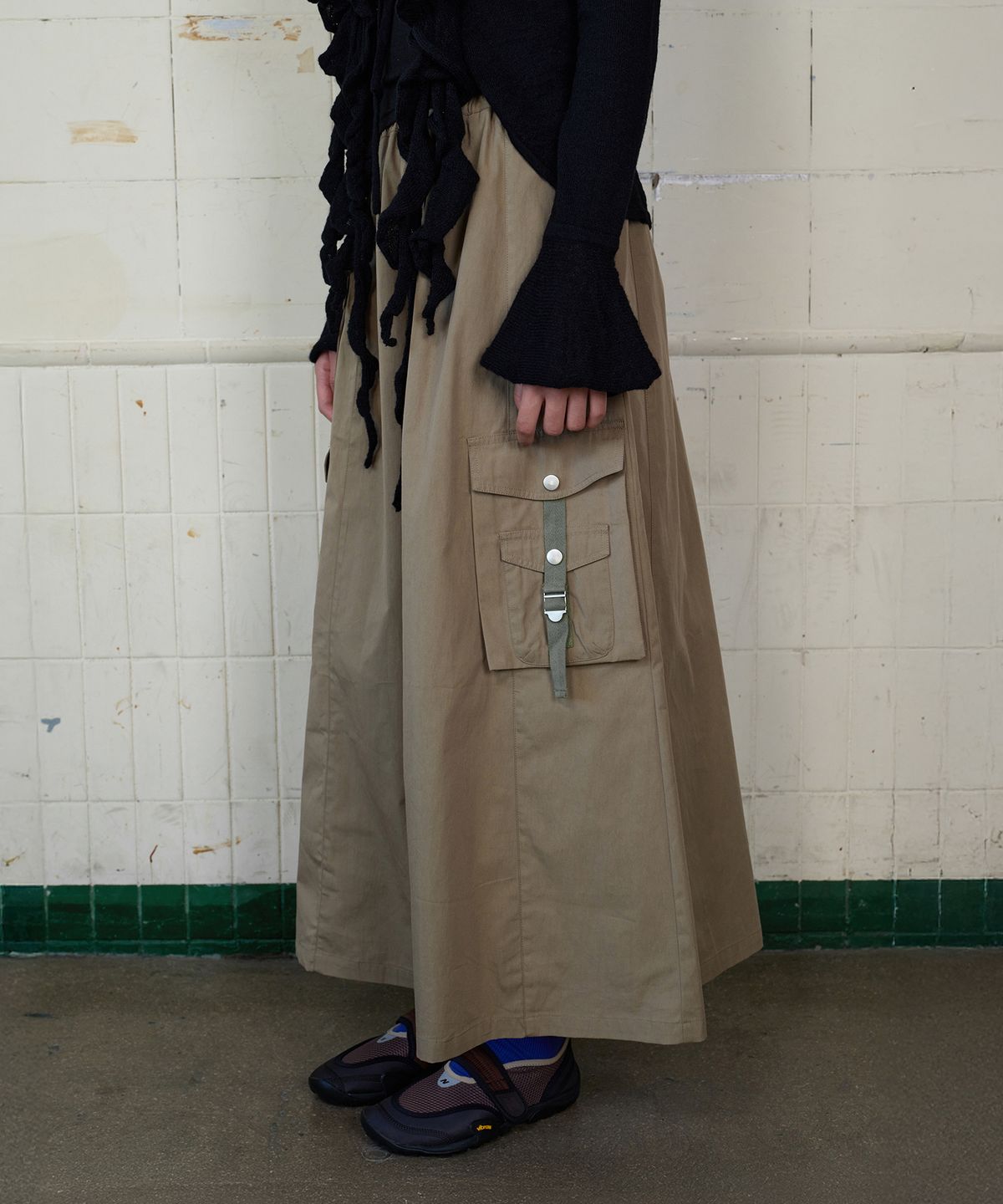 무드베러(MOODBETTER) FLARED WORK SKIRT KHAKI